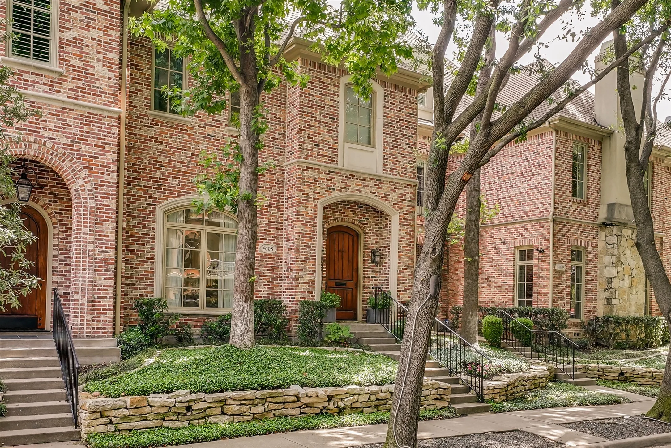 Townhouse For Sale in Dallas County , 4608 Gilbert Avenue, Dallas, Texas 75219, 3 Bedroom, 4 Bathroom, 2 Garage spaces, 3,225 Sqft, built in 2001, mls#21321668, Real Estate Agent in Dallas, Homes For Sale in Dallas county, Homes For Sale in Dallas, Realtor in Dallas Texas, Real Estate Brokerage Independent Realty Texas, Luminita Cordes Realtor