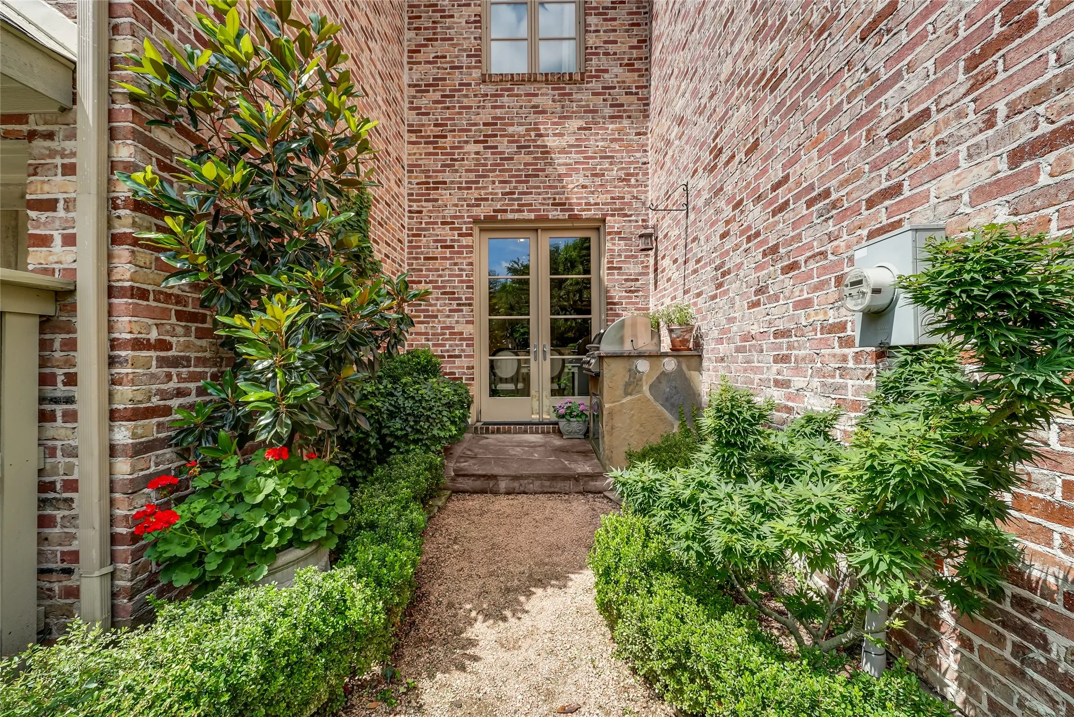 Townhouse For Sale in Dallas County , 4608 Gilbert Avenue, Dallas, Texas 75219, 3 Bedroom, 4 Bathroom, 2 Garage spaces, 3,225 Sqft, built in 2001, mls#21321668, Real Estate Agent in Dallas, Homes For Sale in Dallas county, Homes For Sale in Dallas, Realtor in Dallas Texas, Real Estate Brokerage Independent Realty Texas, Luminita Cordes Realtor