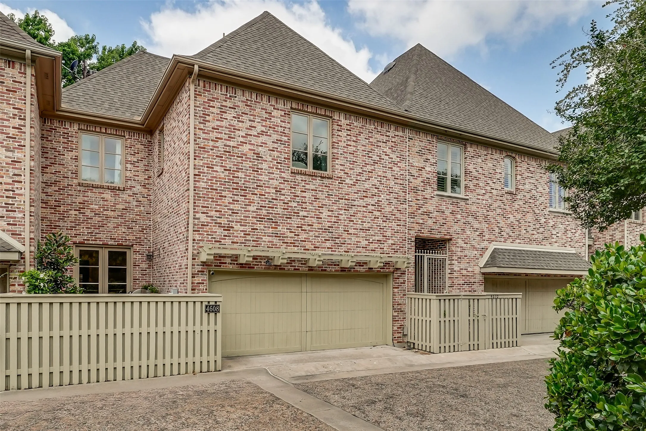 Townhouse For Sale in Dallas County , 4608 Gilbert Avenue, Dallas, Texas 75219, 3 Bedroom, 4 Bathroom, 2 Garage spaces, 3,225 Sqft, built in 2001, mls#21321668, Real Estate Agent in Dallas, Homes For Sale in Dallas county, Homes For Sale in Dallas, Realtor in Dallas Texas, Real Estate Brokerage Independent Realty Texas, Luminita Cordes Realtor