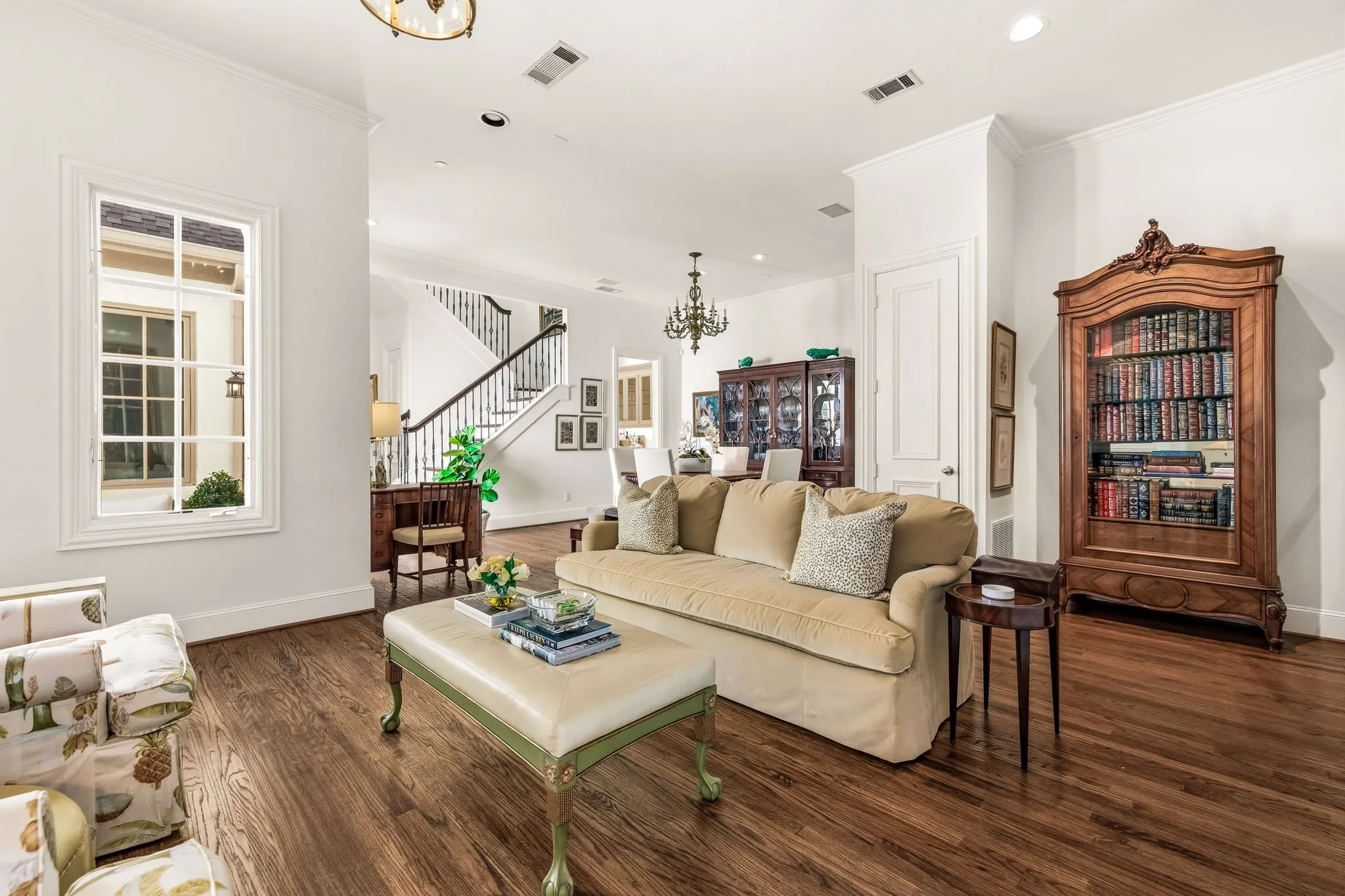Townhouse For Sale in Dallas County , 4608 Gilbert Avenue, Dallas, Texas 75219, 3 Bedroom, 4 Bathroom, 2 Garage spaces, 3,225 Sqft, built in 2001, mls#21321668, Real Estate Agent in Dallas, Homes For Sale in Dallas county, Homes For Sale in Dallas, Realtor in Dallas Texas, Real Estate Brokerage Independent Realty Texas, Luminita Cordes Realtor