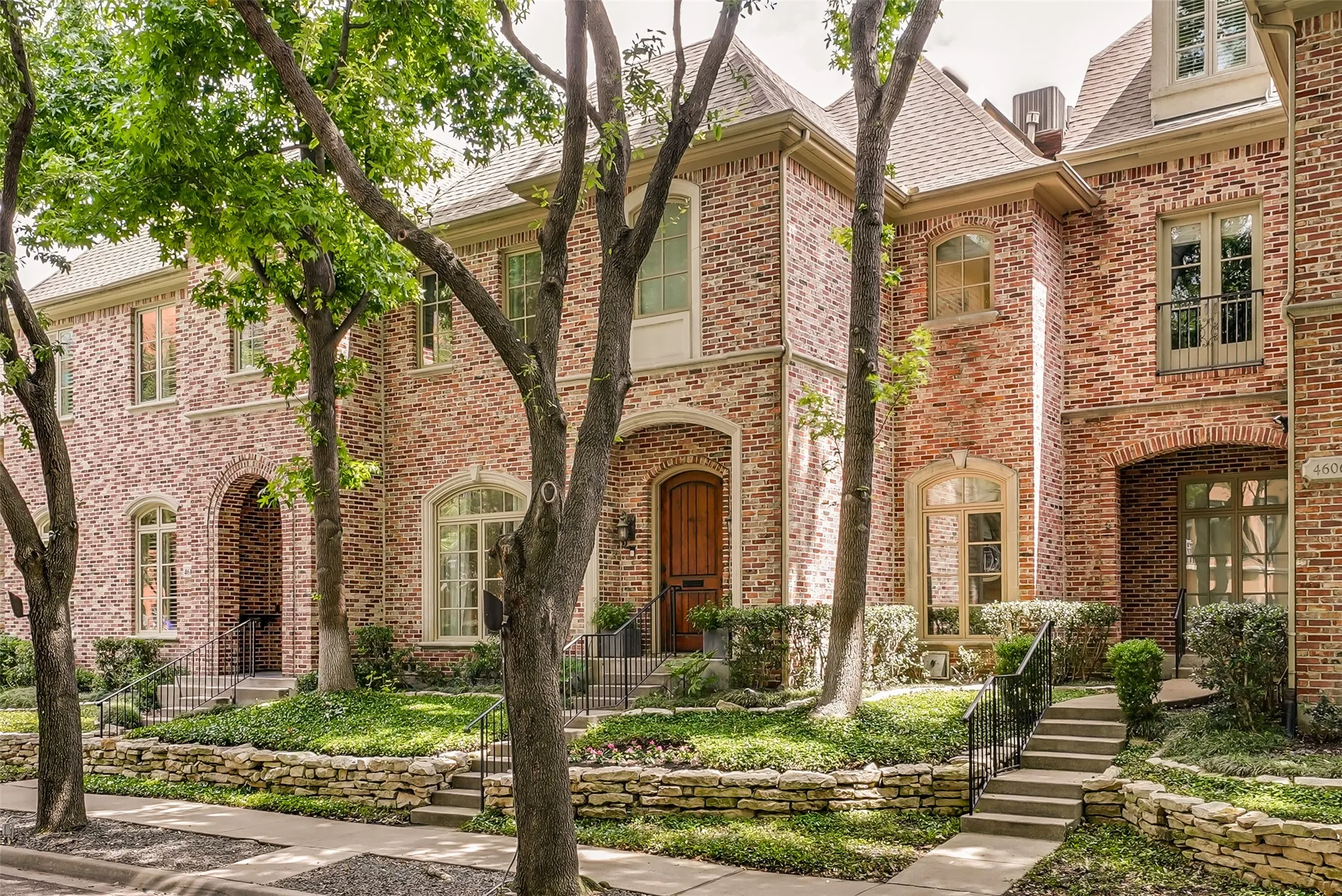 Townhouse For Sale in Dallas County , 4608 Gilbert Avenue, Dallas, Texas 75219, 3 Bedroom, 4 Bathroom, 2 Garage spaces, 3,225 Sqft, built in 2001, mls#21321668, Real Estate Agent in Dallas, Homes For Sale in Dallas county, Homes For Sale in Dallas, Realtor in Dallas Texas, Real Estate Brokerage Independent Realty Texas, Luminita Cordes Realtor