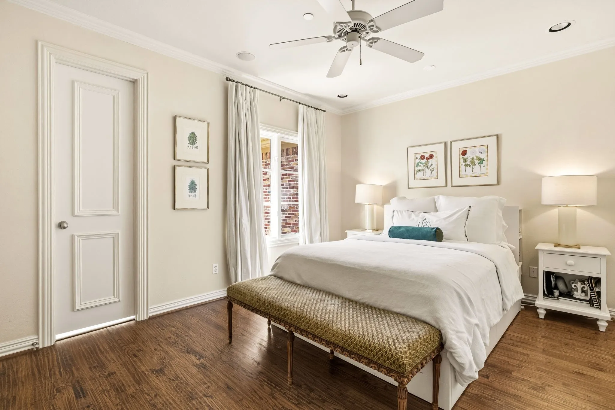 Townhouse For Sale in Dallas County , 4608 Gilbert Avenue, Dallas, Texas 75219, 3 Bedroom, 4 Bathroom, 2 Garage spaces, 3,225 Sqft, built in 2001, mls#21321668, Real Estate Agent in Dallas, Homes For Sale in Dallas county, Homes For Sale in Dallas, Realtor in Dallas Texas, Real Estate Brokerage Independent Realty Texas, Luminita Cordes Realtor
