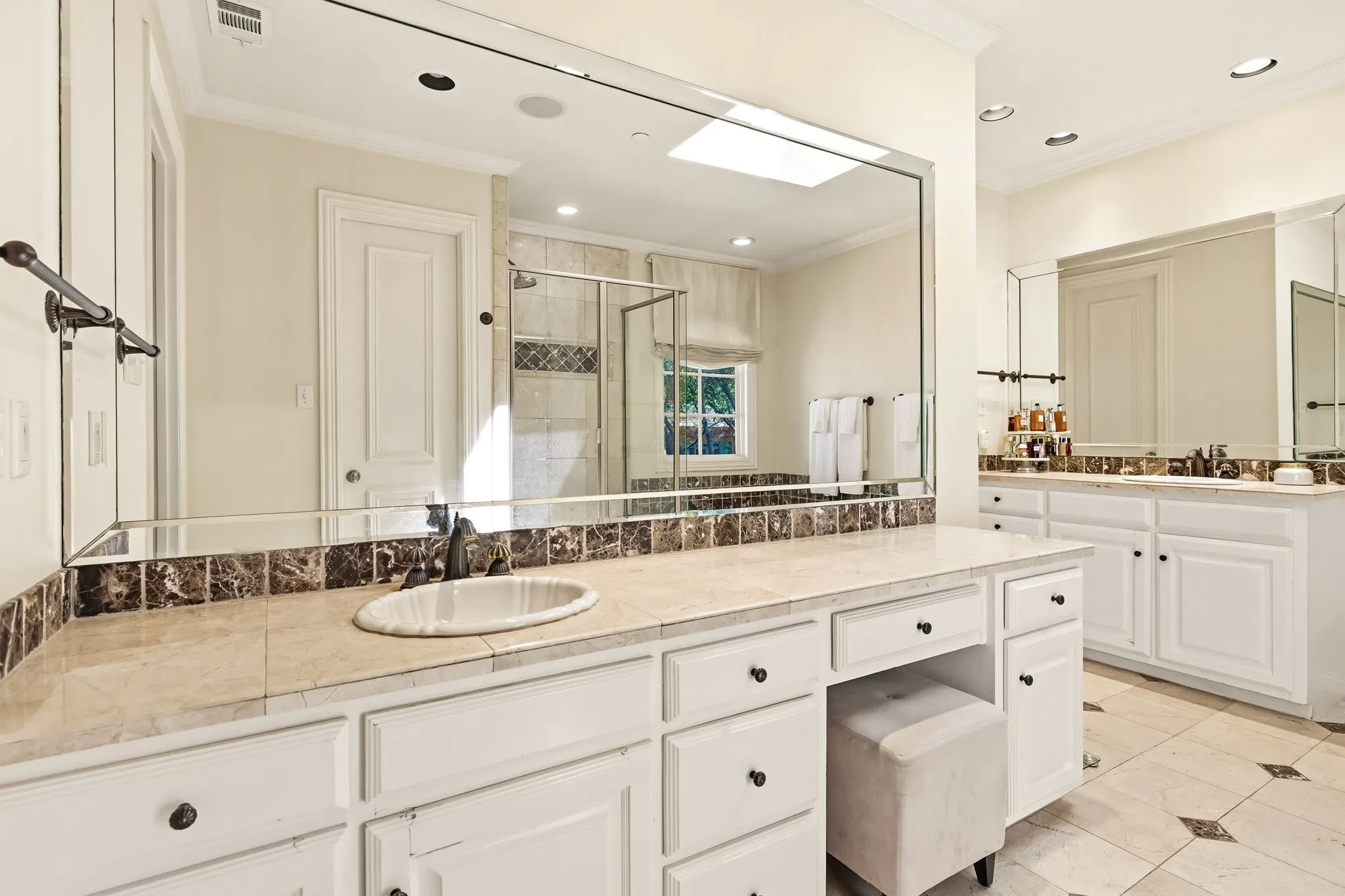 Townhouse For Sale in Dallas County , 4608 Gilbert Avenue, Dallas, Texas 75219, 3 Bedroom, 4 Bathroom, 2 Garage spaces, 3,225 Sqft, built in 2001, mls#21321668, Real Estate Agent in Dallas, Homes For Sale in Dallas county, Homes For Sale in Dallas, Realtor in Dallas Texas, Real Estate Brokerage Independent Realty Texas, Luminita Cordes Realtor