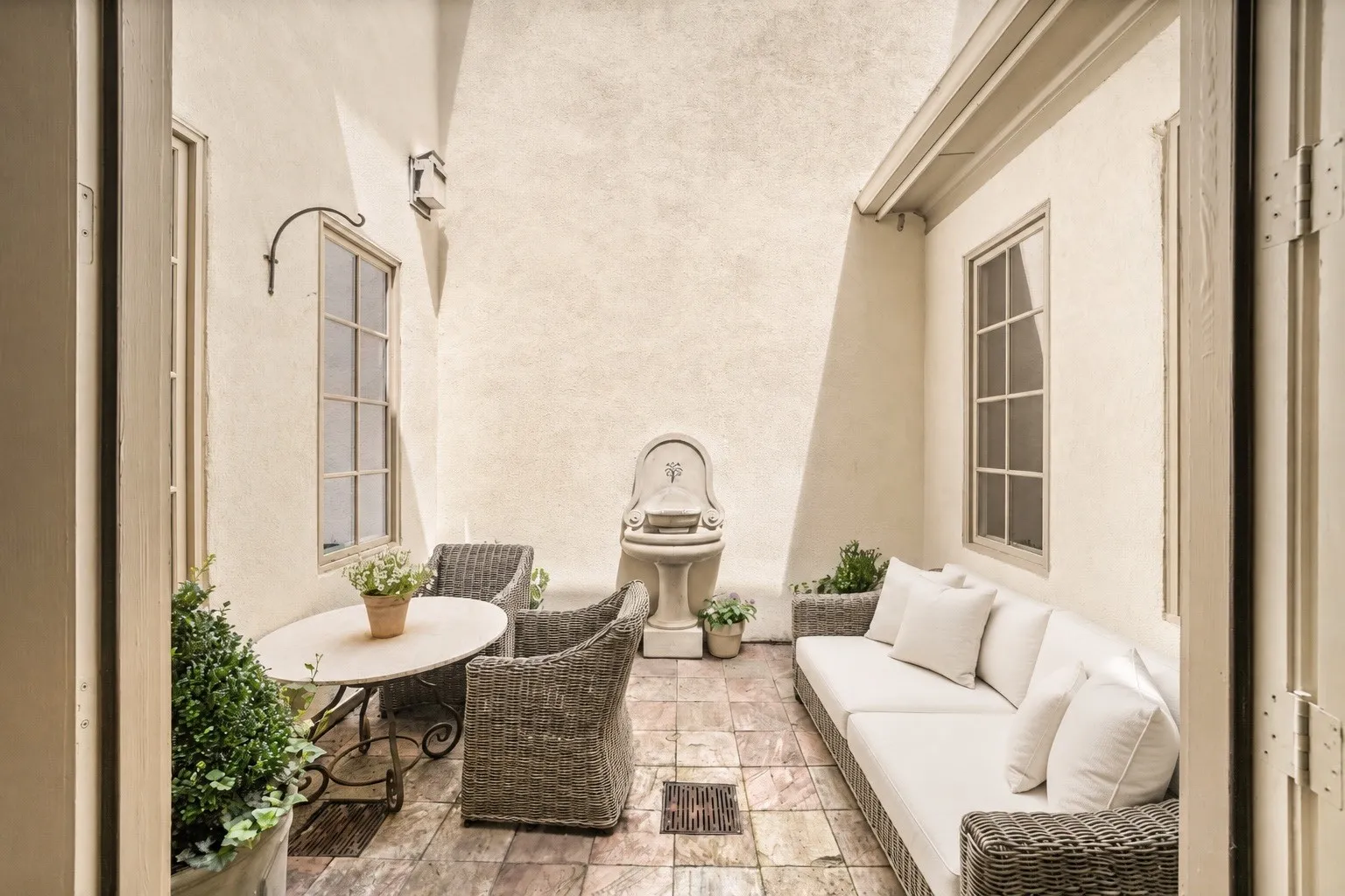 Townhouse For Sale in Dallas County , 4608 Gilbert Avenue, Dallas, Texas 75219, 3 Bedroom, 4 Bathroom, 2 Garage spaces, 3,225 Sqft, built in 2001, mls#21321668, Real Estate Agent in Dallas, Homes For Sale in Dallas county, Homes For Sale in Dallas, Realtor in Dallas Texas, Real Estate Brokerage Independent Realty Texas, Luminita Cordes Realtor