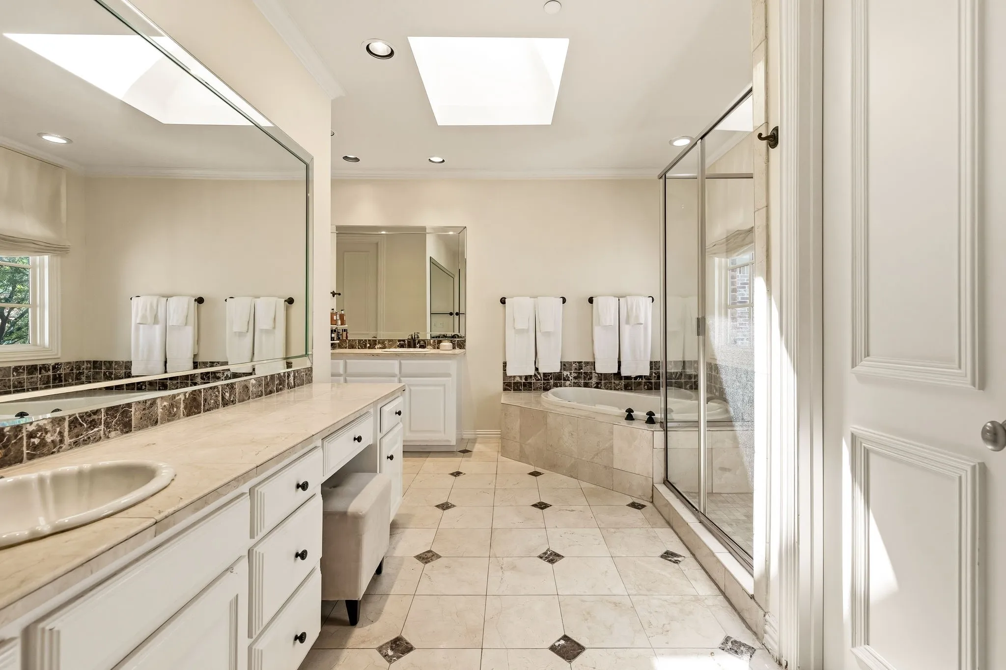 Townhouse For Sale in Dallas County , 4608 Gilbert Avenue, Dallas, Texas 75219, 3 Bedroom, 4 Bathroom, 2 Garage spaces, 3,225 Sqft, built in 2001, mls#21321668, Real Estate Agent in Dallas, Homes For Sale in Dallas county, Homes For Sale in Dallas, Realtor in Dallas Texas, Real Estate Brokerage Independent Realty Texas, Luminita Cordes Realtor