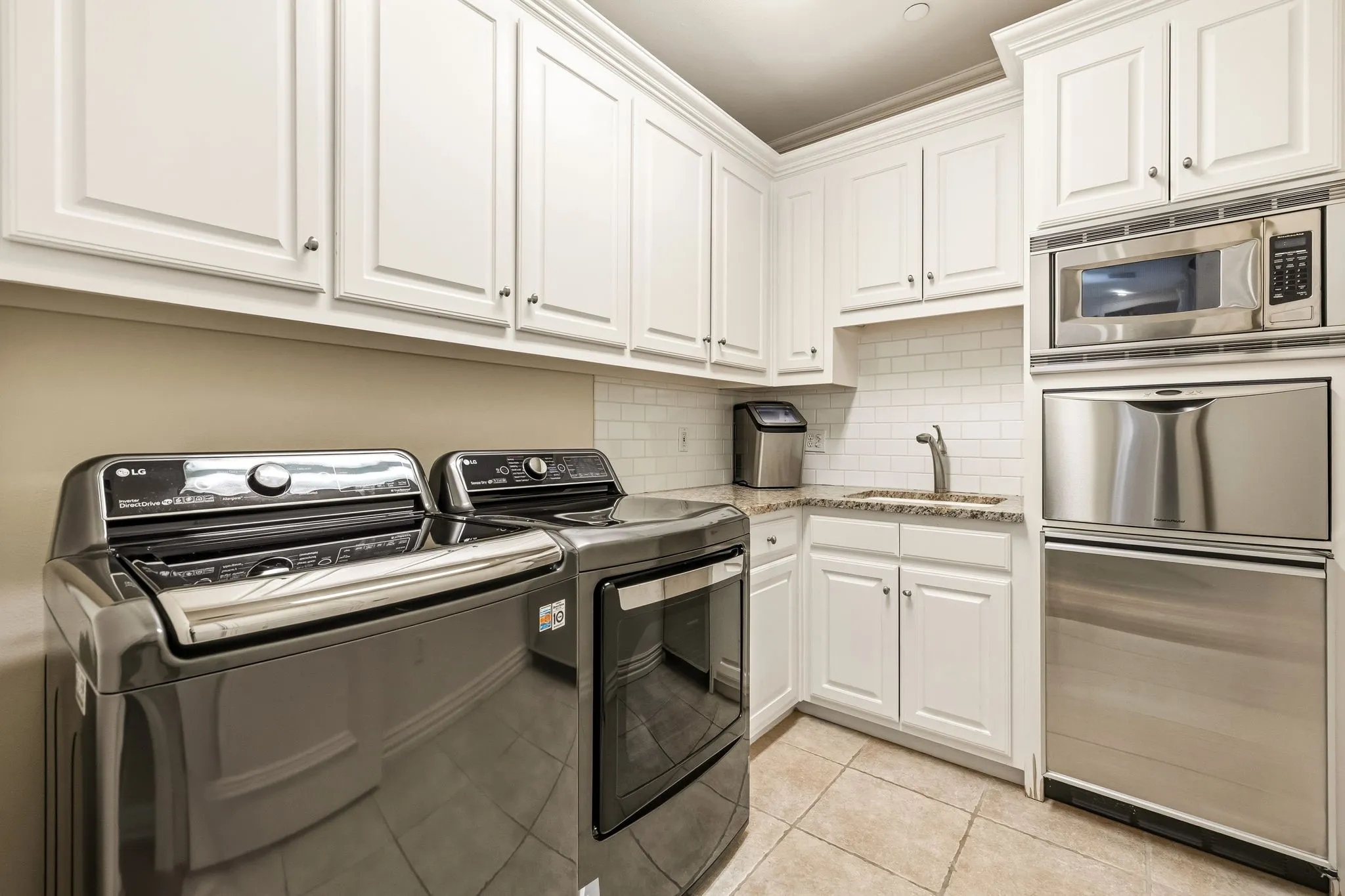 Townhouse For Sale in Dallas County , 4608 Gilbert Avenue, Dallas, Texas 75219, 3 Bedroom, 4 Bathroom, 2 Garage spaces, 3,225 Sqft, built in 2001, mls#21321668, Real Estate Agent in Dallas, Homes For Sale in Dallas county, Homes For Sale in Dallas, Realtor in Dallas Texas, Real Estate Brokerage Independent Realty Texas, Luminita Cordes Realtor