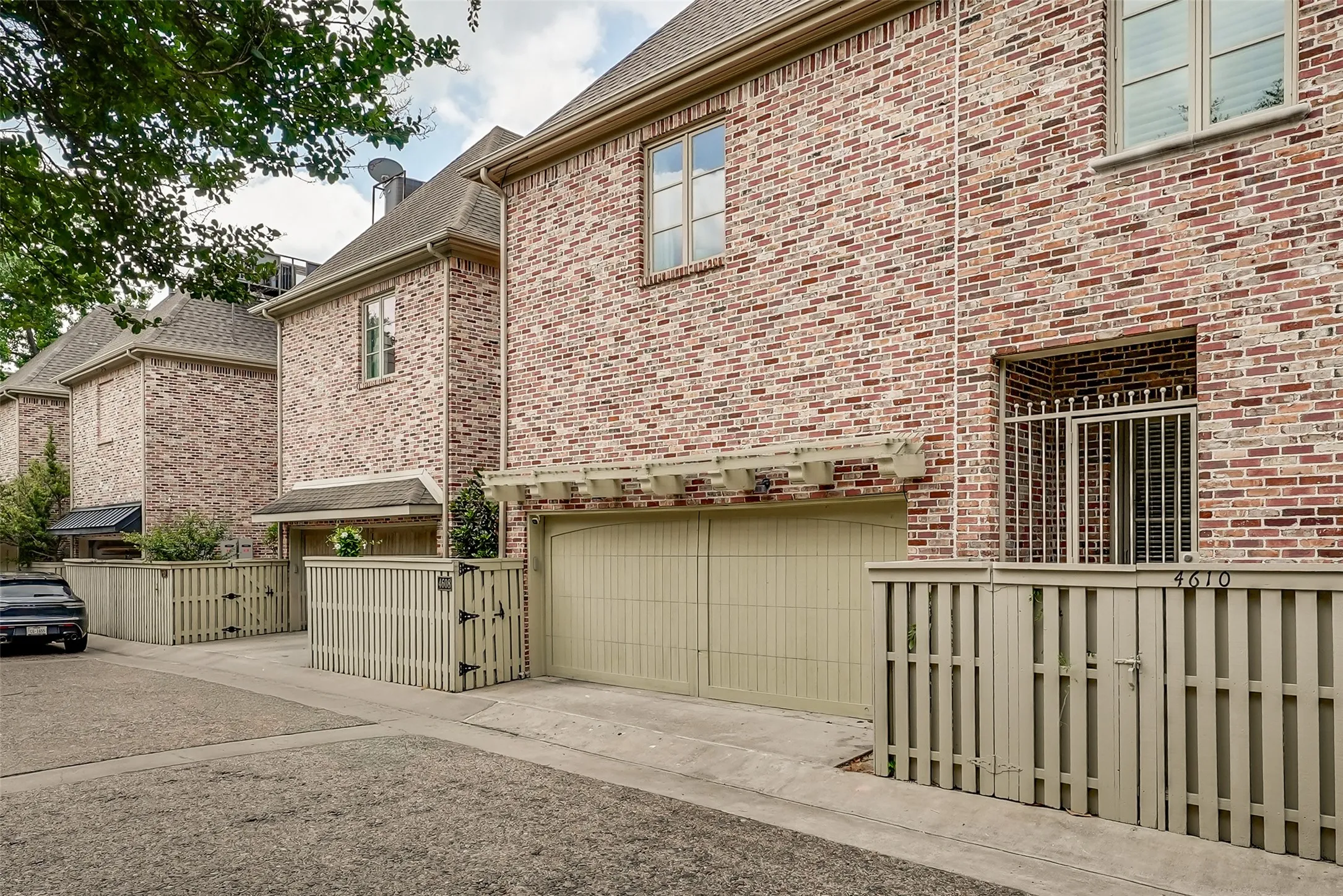 Townhouse For Sale in Dallas County , 4608 Gilbert Avenue, Dallas, Texas 75219, 3 Bedroom, 4 Bathroom, 2 Garage spaces, 3,225 Sqft, built in 2001, mls#21321668, Real Estate Agent in Dallas, Homes For Sale in Dallas county, Homes For Sale in Dallas, Realtor in Dallas Texas, Real Estate Brokerage Independent Realty Texas, Luminita Cordes Realtor