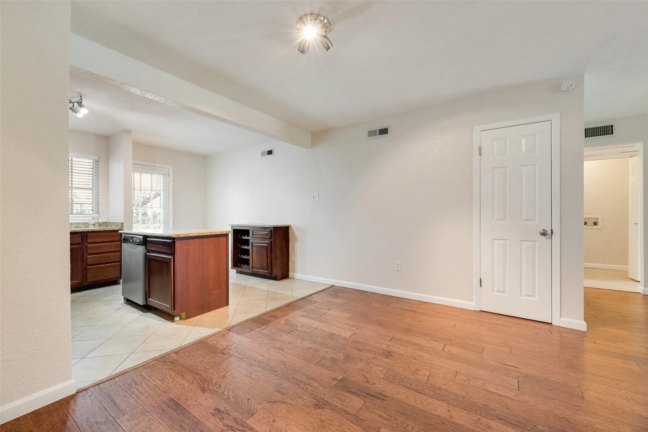 Condominium For Rent in Dallas County , 5109 Cedar Springs 118, Dallas, Texas 75235, 2 Bedroom, 2 Bathroom, Garage spaces, 1,220 Sqft, built in 1964, mls#21321679, Real Estate Agent in Dallas, Homes For Rent in Dallas county, Homes For Rent in Dallas, Realtor in Dallas Texas, Real Estate Brokerage Independent Realty Texas, Luminita Cordes Realtor