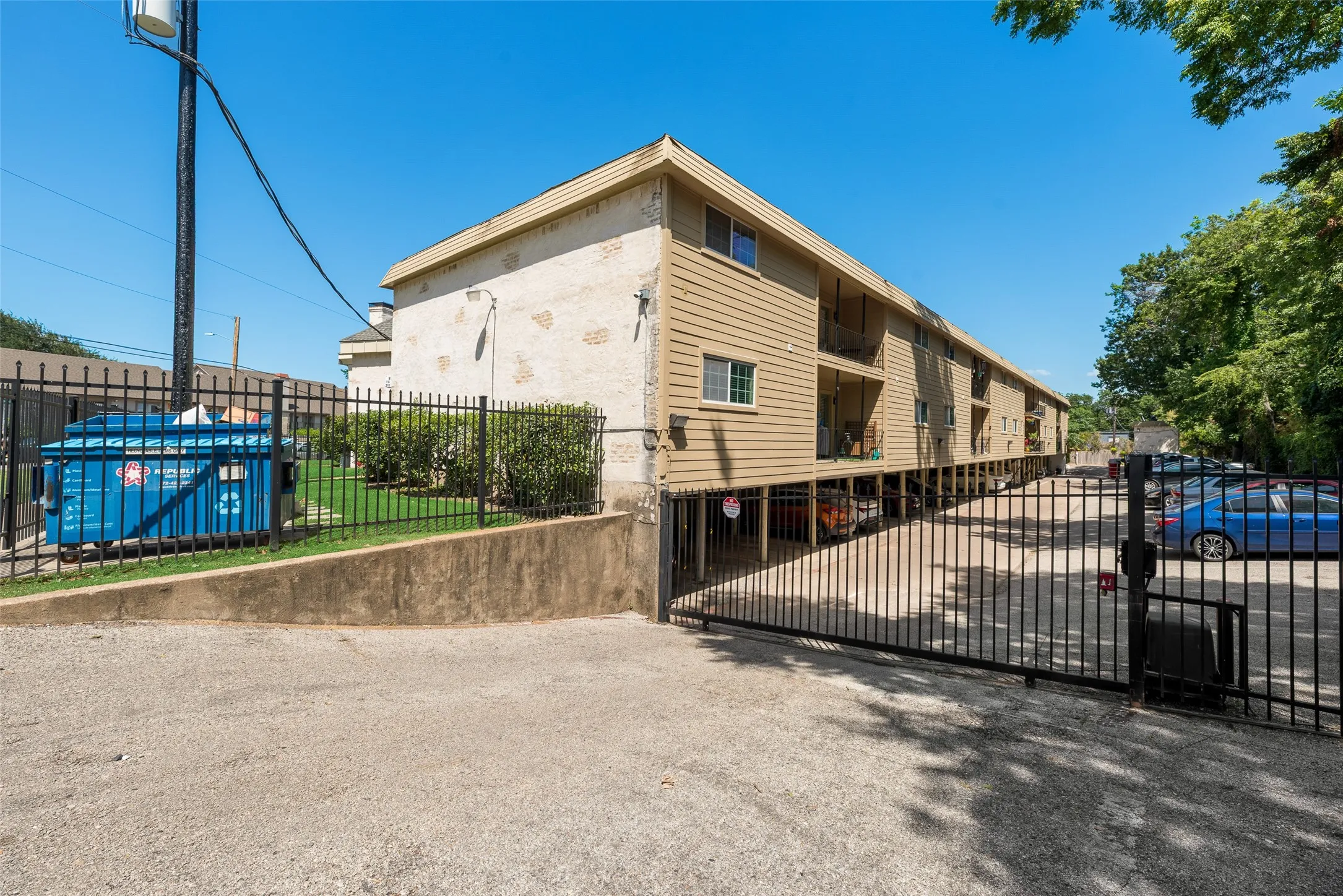 Condominium For Rent in Dallas County , 5109 Cedar Springs 118, Dallas, Texas 75235, 2 Bedroom, 2 Bathroom, Garage spaces, 1,220 Sqft, built in 1964, mls#21321679, Real Estate Agent in Dallas, Homes For Rent in Dallas county, Homes For Rent in Dallas, Realtor in Dallas Texas, Real Estate Brokerage Independent Realty Texas, Luminita Cordes Realtor