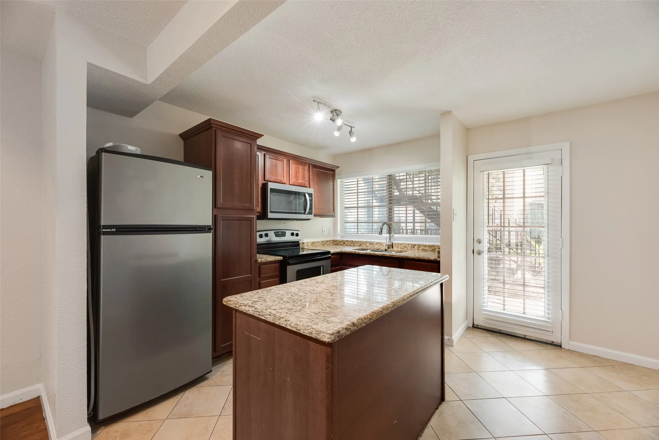 Condominium For Rent in Dallas County , 5109 Cedar Springs 118, Dallas, Texas 75235, 2 Bedroom, 2 Bathroom, Garage spaces, 1,220 Sqft, built in 1964, mls#21321679, Real Estate Agent in Dallas, Homes For Rent in Dallas county, Homes For Rent in Dallas, Realtor in Dallas Texas, Real Estate Brokerage Independent Realty Texas, Luminita Cordes Realtor