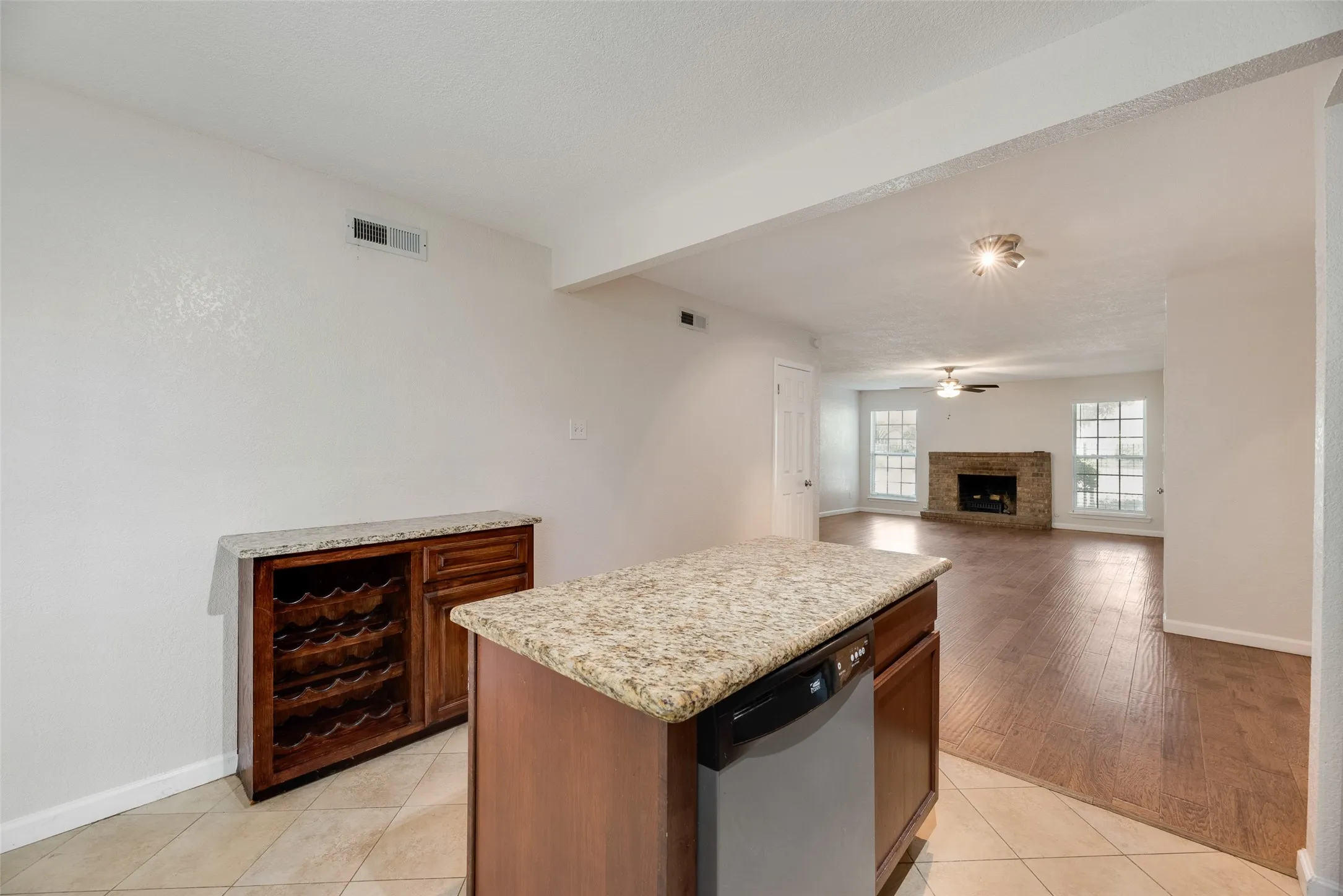 Condominium For Rent in Dallas County , 5109 Cedar Springs 118, Dallas, Texas 75235, 2 Bedroom, 2 Bathroom, Garage spaces, 1,220 Sqft, built in 1964, mls#21321679, Real Estate Agent in Dallas, Homes For Rent in Dallas county, Homes For Rent in Dallas, Realtor in Dallas Texas, Real Estate Brokerage Independent Realty Texas, Luminita Cordes Realtor