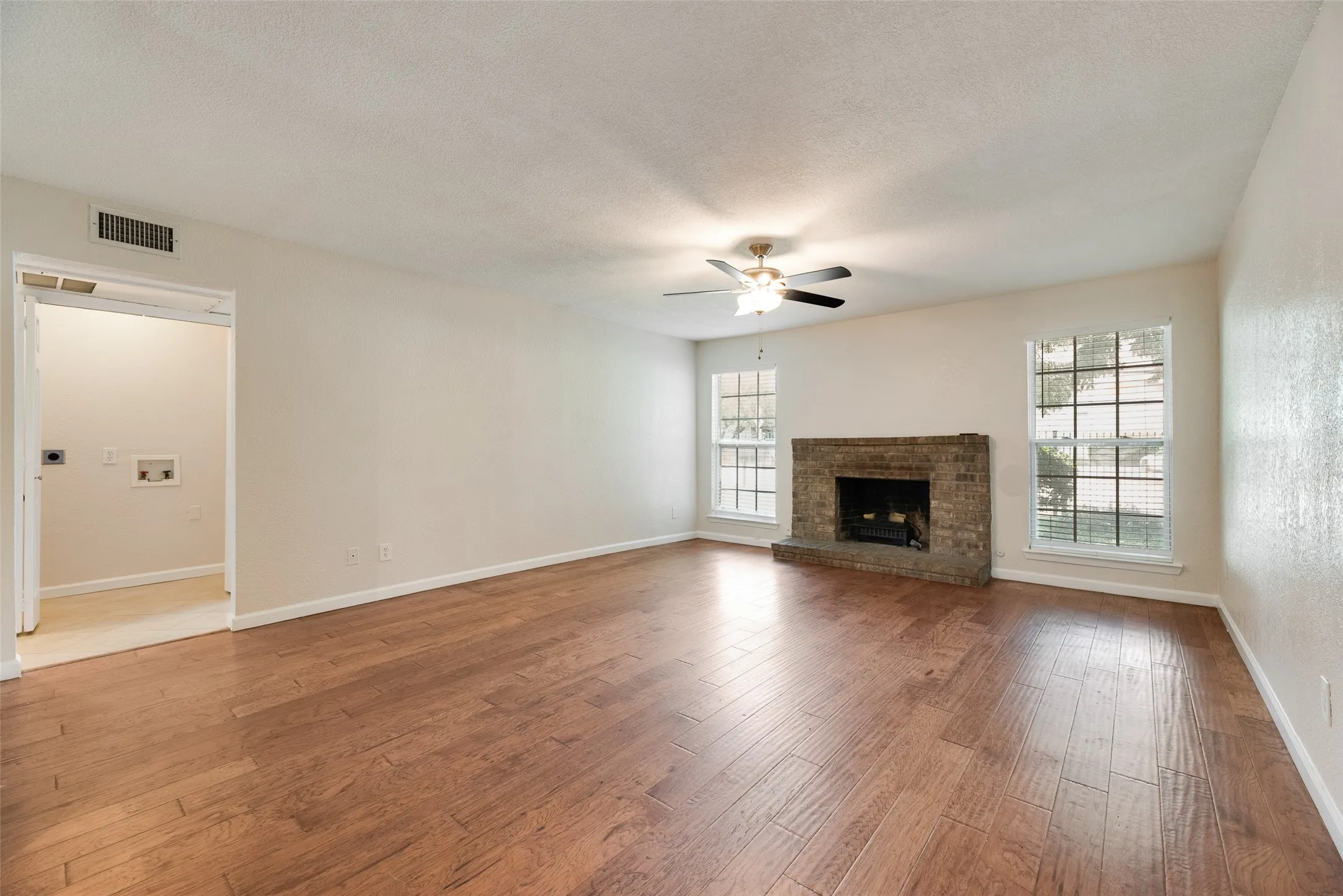 Condominium For Rent in Dallas County , 5109 Cedar Springs 118, Dallas, Texas 75235, 2 Bedroom, 2 Bathroom, Garage spaces, 1,220 Sqft, built in 1964, mls#21321679, Real Estate Agent in Dallas, Homes For Rent in Dallas county, Homes For Rent in Dallas, Realtor in Dallas Texas, Real Estate Brokerage Independent Realty Texas, Luminita Cordes Realtor