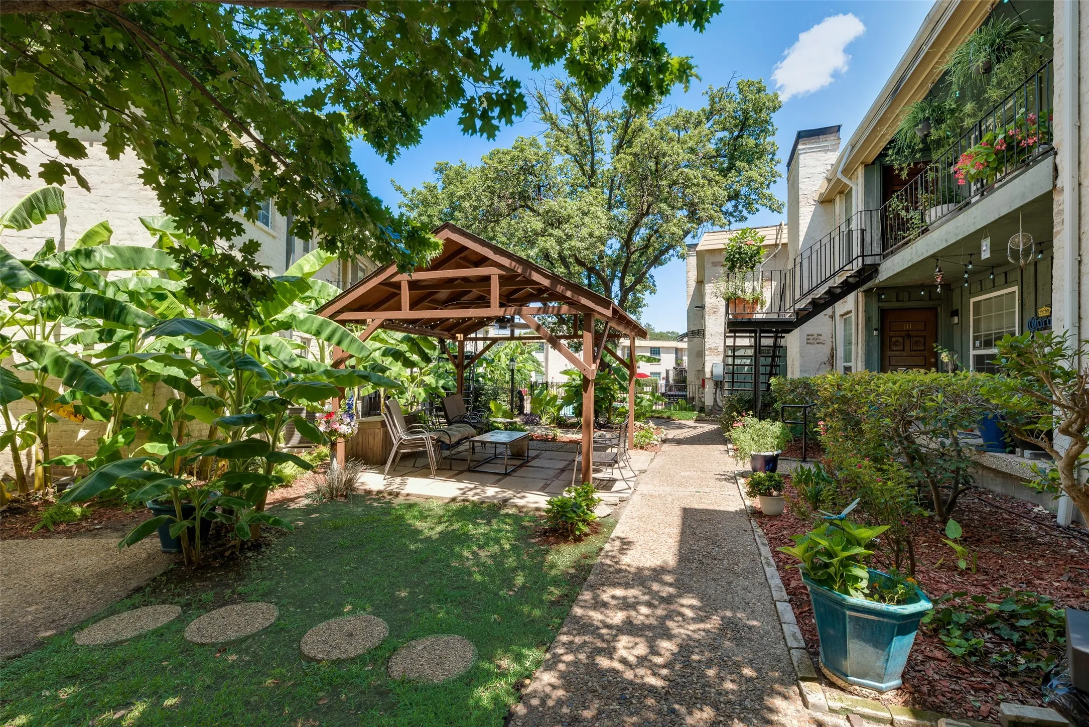 Condominium For Rent in Dallas County , 5109 Cedar Springs 105, Dallas, Texas 75235, 2 Bedroom, 2 Bathroom, Garage spaces, 1,386 Sqft, built in 1964, mls#21321681, Real Estate Agent in Dallas, Homes For Rent in Dallas county, Homes For Rent in Dallas, Realtor in Dallas Texas, Real Estate Brokerage Independent Realty Texas, Luminita Cordes Realtor