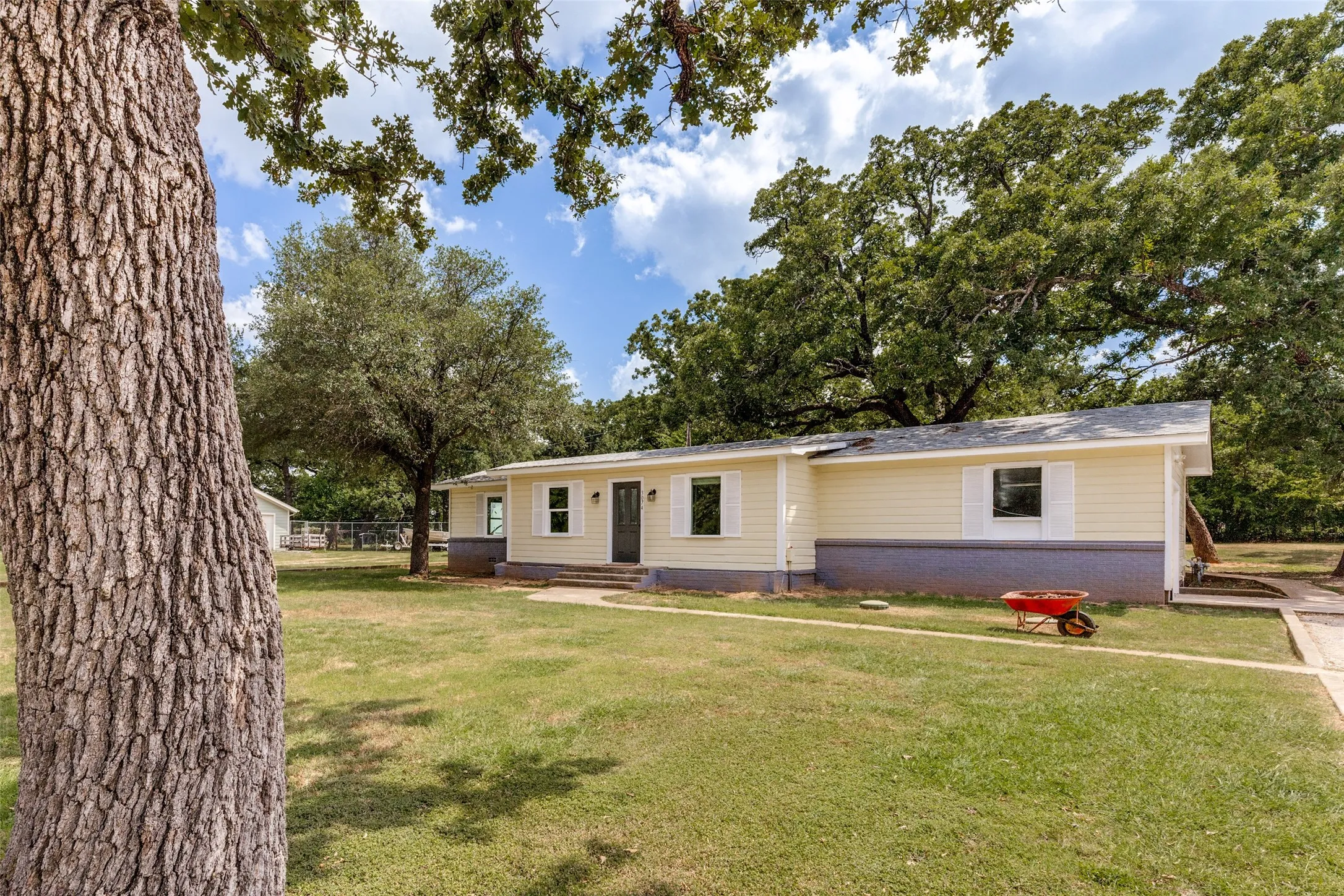 Single Family Residence For Sale in Wise County , 3074 W Highway 114, Paradise, Texas 76073, 3 Bedroom, 2 Bathroom, 1 Garage spaces, 1,380 Sqft, built in 1960, mls#21319207, Real Estate Agent in Paradise, Homes For Sale in Wise county, Homes For Sale in Paradise, Realtor in Paradise Texas, Real Estate Brokerage Independent Realty Texas, Luminita Cordes Realtor