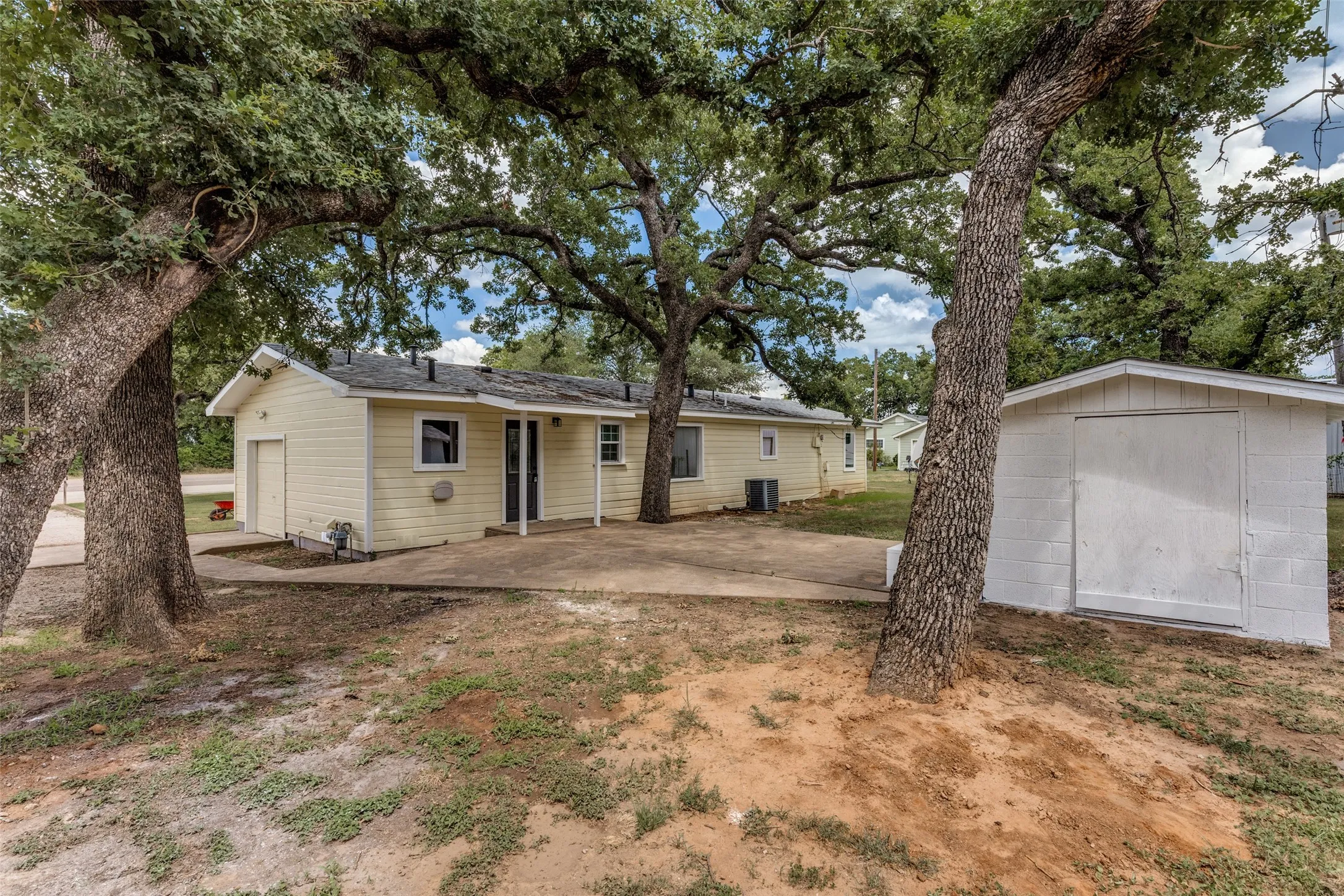Single Family Residence For Sale in Wise County , 3074 W Highway 114, Paradise, Texas 76073, 3 Bedroom, 2 Bathroom, 1 Garage spaces, 1,380 Sqft, built in 1960, mls#21319207, Real Estate Agent in Paradise, Homes For Sale in Wise county, Homes For Sale in Paradise, Realtor in Paradise Texas, Real Estate Brokerage Independent Realty Texas, Luminita Cordes Realtor