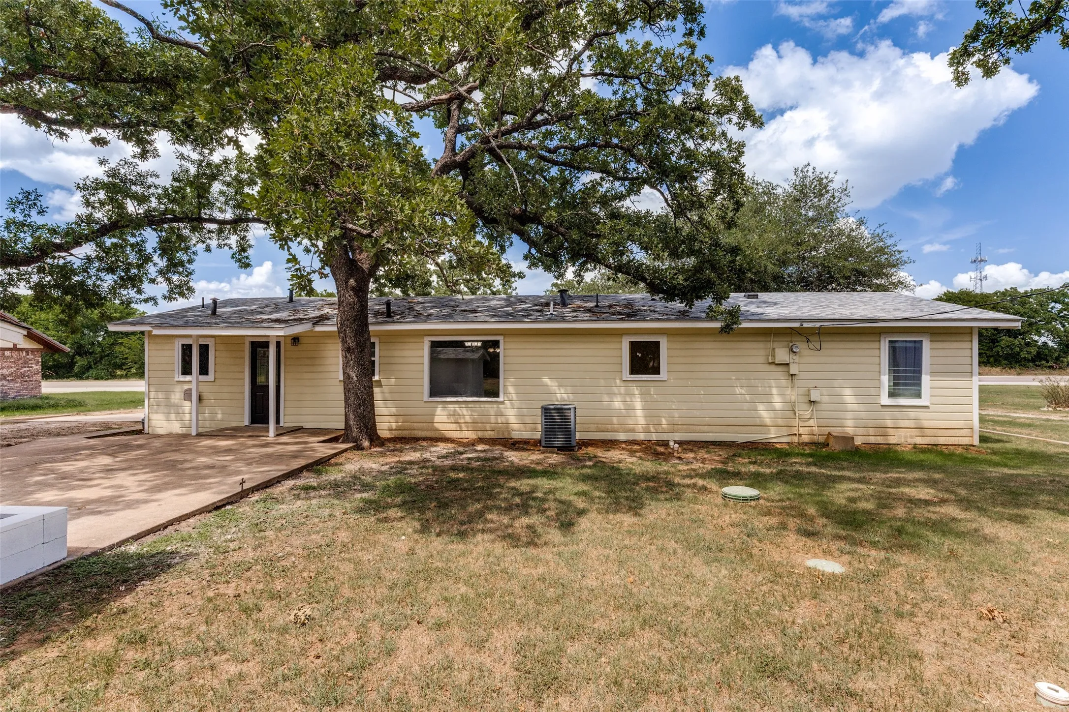 Single Family Residence For Sale in Wise County , 3074 W Highway 114, Paradise, Texas 76073, 3 Bedroom, 2 Bathroom, 1 Garage spaces, 1,380 Sqft, built in 1960, mls#21319207, Real Estate Agent in Paradise, Homes For Sale in Wise county, Homes For Sale in Paradise, Realtor in Paradise Texas, Real Estate Brokerage Independent Realty Texas, Luminita Cordes Realtor