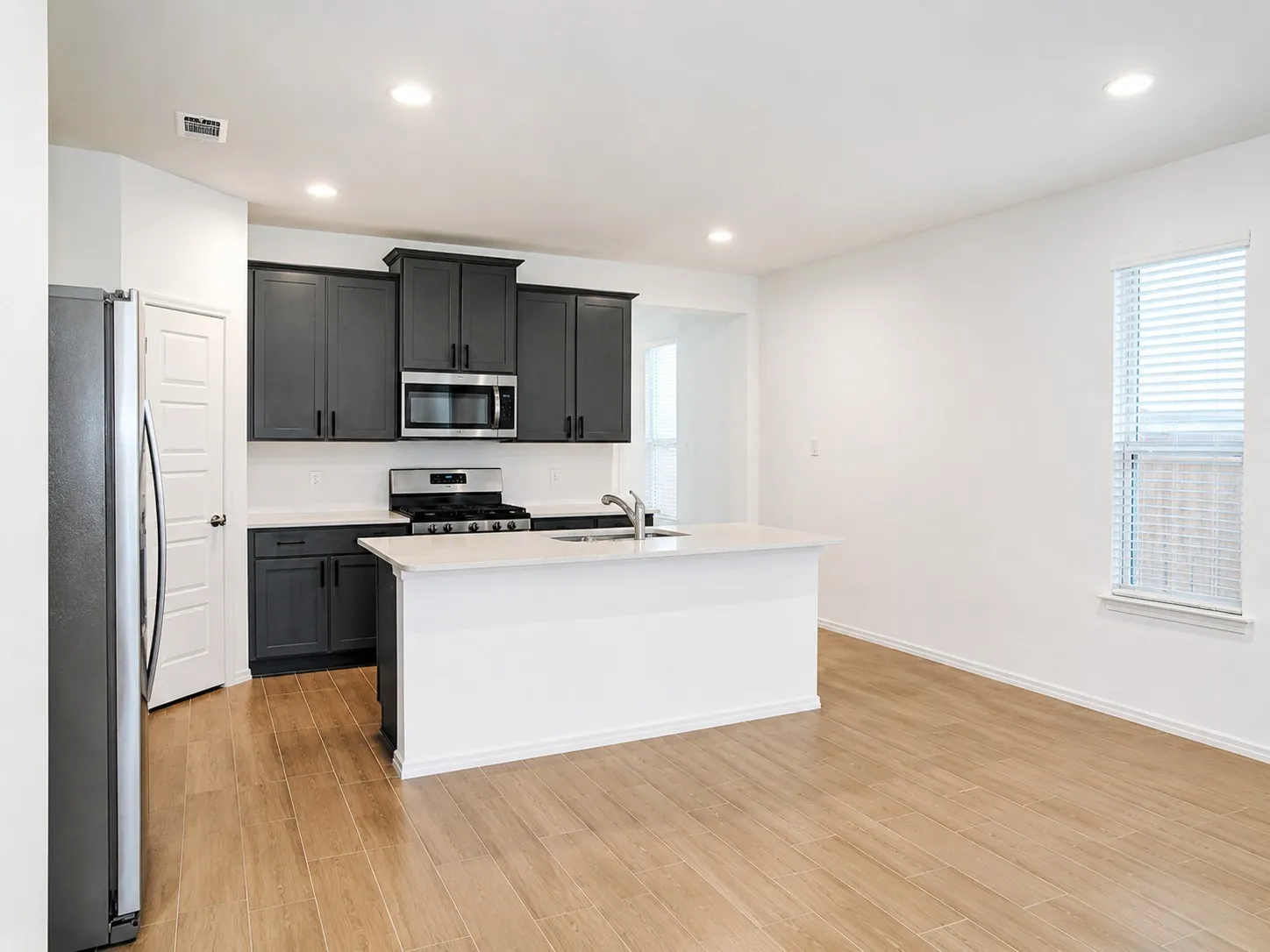 Single Family Residence For Sale in Collin County , 432 Silent Pond Park, Lavon, Texas 75166, 3 Bedroom, 2 Bathroom, 2 Garage spaces, 1,676 Sqft, built in 2023, mls#21321648, Real Estate Agent in Lavon, Homes For Sale in Collin county, Homes For Sale in Lavon, Realtor in Lavon Texas, Real Estate Brokerage Independent Realty Texas, Luminita Cordes Realtor