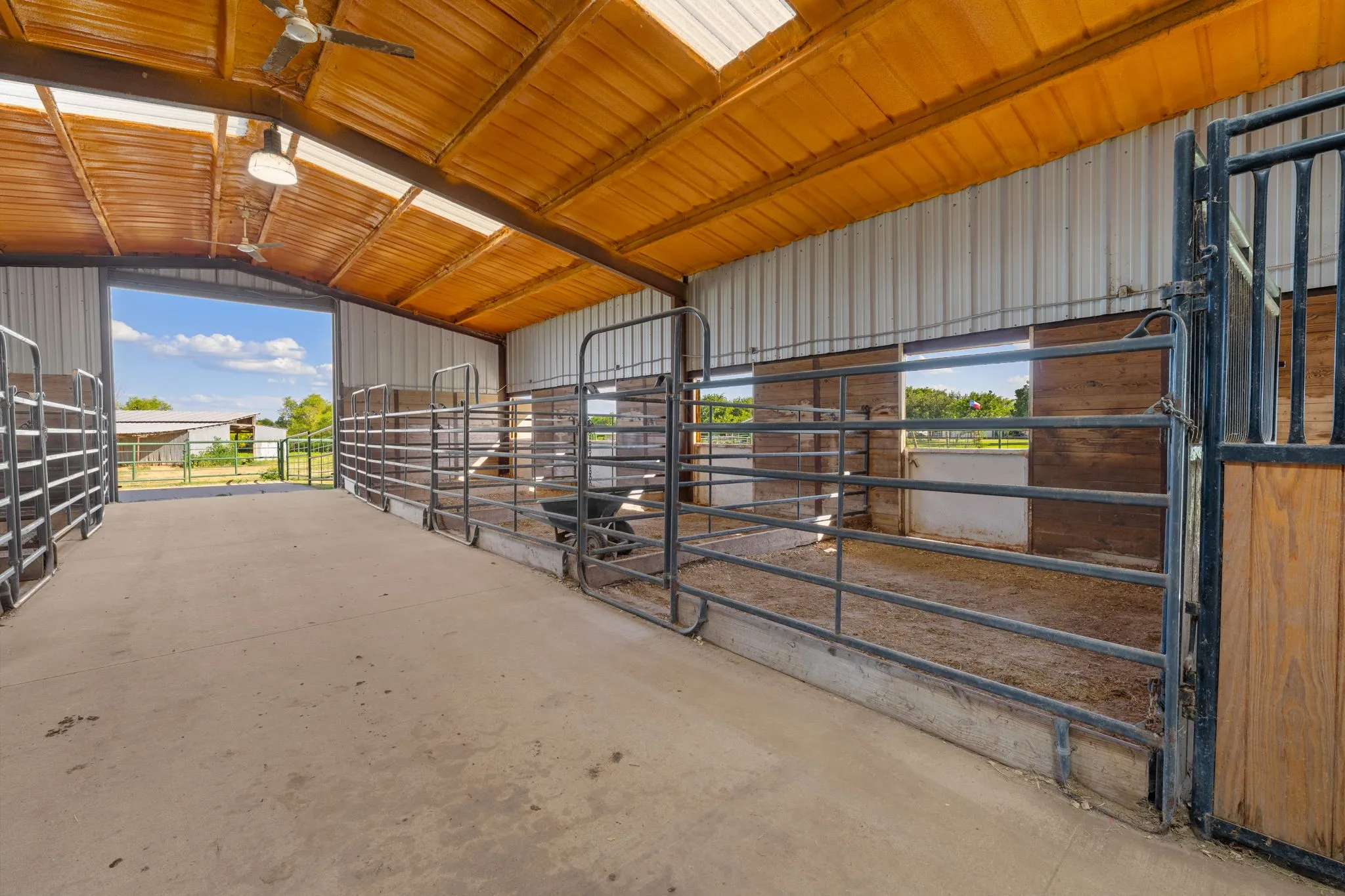 Farm For Sale in Kaufman County , 14054 County Road 352, Terrell, Texas 75161, 3 Bedroom, 3 Bathroom, Garage spaces, 2,400 Sqft, built in 1990, mls#21321278, Real Estate Agent in Terrell, Homes For Sale in Kaufman county, Homes For Sale in Terrell, Realtor in Terrell Texas, Real Estate Brokerage Independent Realty Texas, Luminita Cordes Realtor
