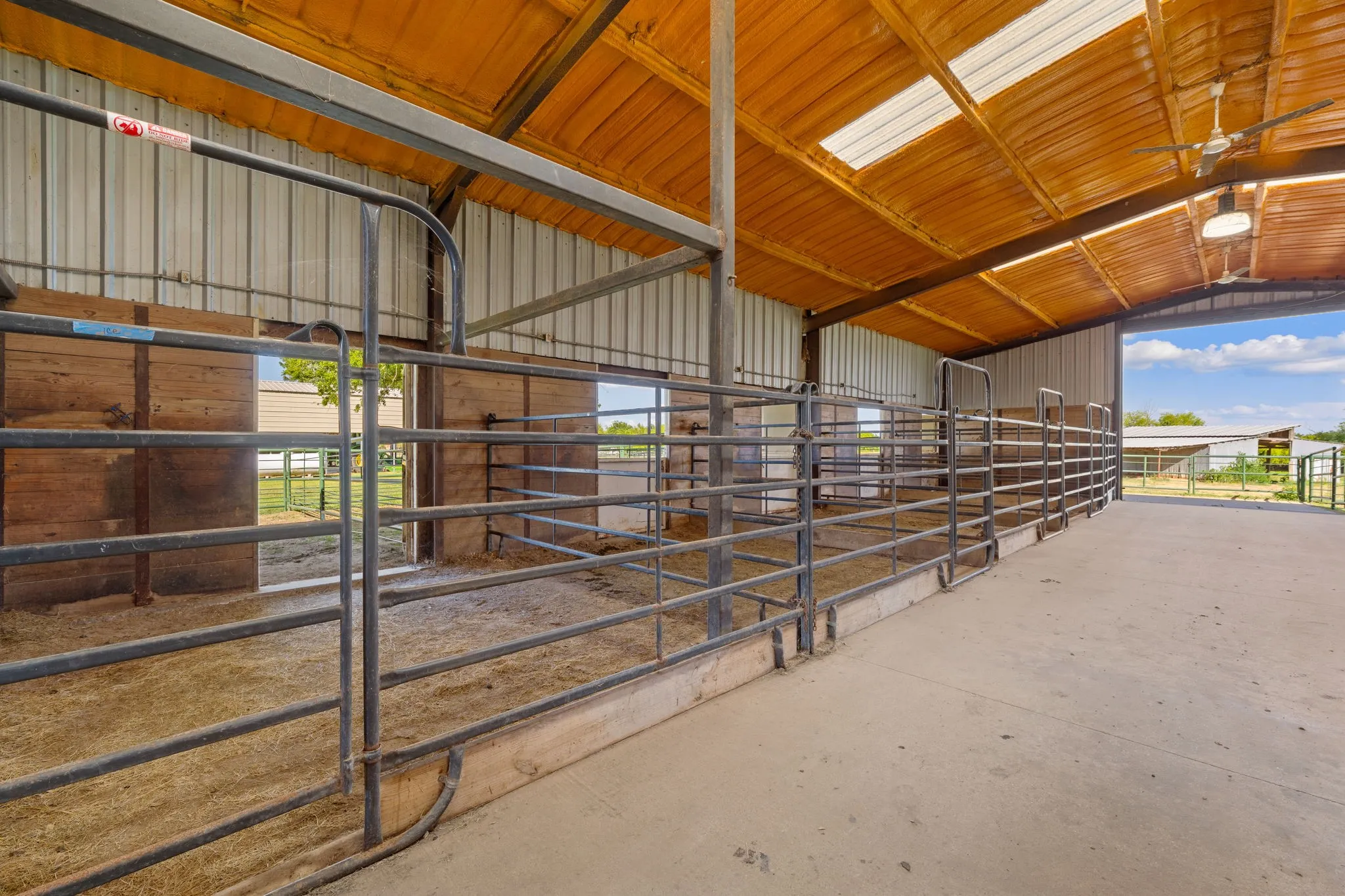Farm For Sale in Kaufman County , 14054 County Road 352, Terrell, Texas 75161, 3 Bedroom, 3 Bathroom, Garage spaces, 2,400 Sqft, built in 1990, mls#21321278, Real Estate Agent in Terrell, Homes For Sale in Kaufman county, Homes For Sale in Terrell, Realtor in Terrell Texas, Real Estate Brokerage Independent Realty Texas, Luminita Cordes Realtor