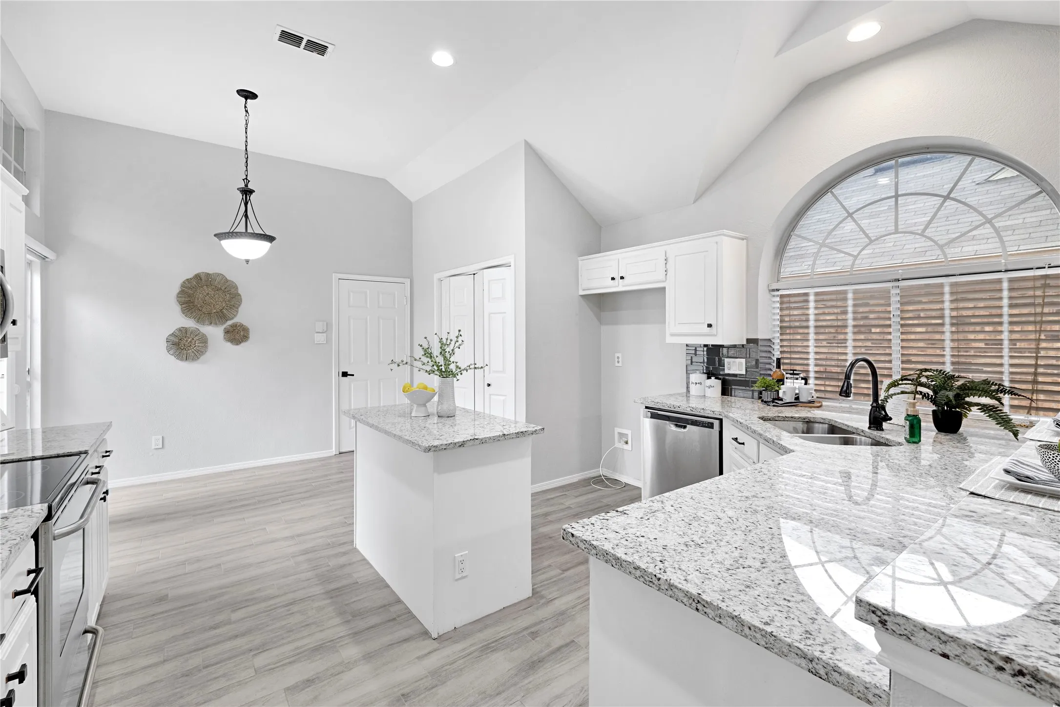 Single Family Residence For Rent in Collin County , 3116 Silver Springs Lane, Richardson, Texas 75082, 3 Bedroom, 2 Bathroom, 2 Garage spaces, 1,722 Sqft, built in 1986, mls#21321718, Real Estate Agent in Richardson, Homes For Rent in Collin county, Homes For Rent in Richardson, Realtor in Richardson Texas, Real Estate Brokerage Independent Realty Texas, Luminita Cordes Realtor