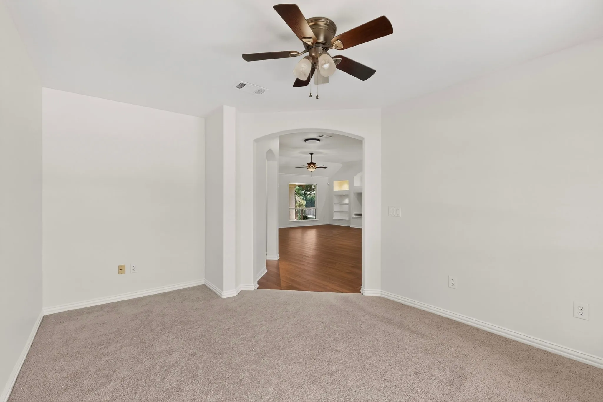 Single Family Residence For Sale in Denton County , 9516 Grandview Drive, Denton, Texas 76207, 2 Bedroom, 2 Bathroom, 2 Garage spaces, 1,834 Sqft, built in 2001, mls#21319400, Real Estate Agent in Denton, Homes For Sale in Denton county, Homes For Sale in Denton, Realtor in Denton Texas, Real Estate Brokerage Independent Realty Texas, Luminita Cordes Realtor