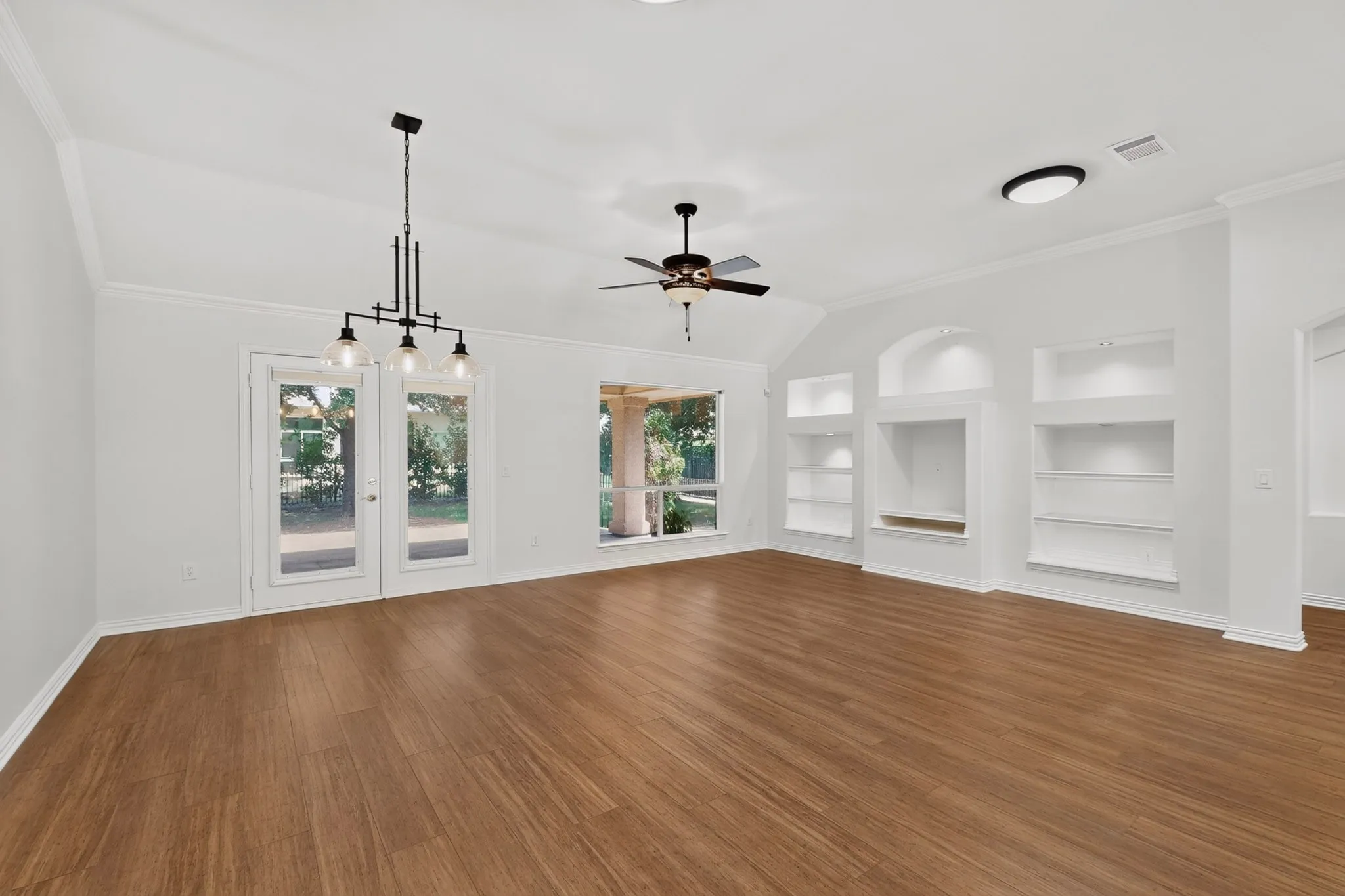 Single Family Residence For Sale in Denton County , 9516 Grandview Drive, Denton, Texas 76207, 2 Bedroom, 2 Bathroom, 2 Garage spaces, 1,834 Sqft, built in 2001, mls#21319400, Real Estate Agent in Denton, Homes For Sale in Denton county, Homes For Sale in Denton, Realtor in Denton Texas, Real Estate Brokerage Independent Realty Texas, Luminita Cordes Realtor