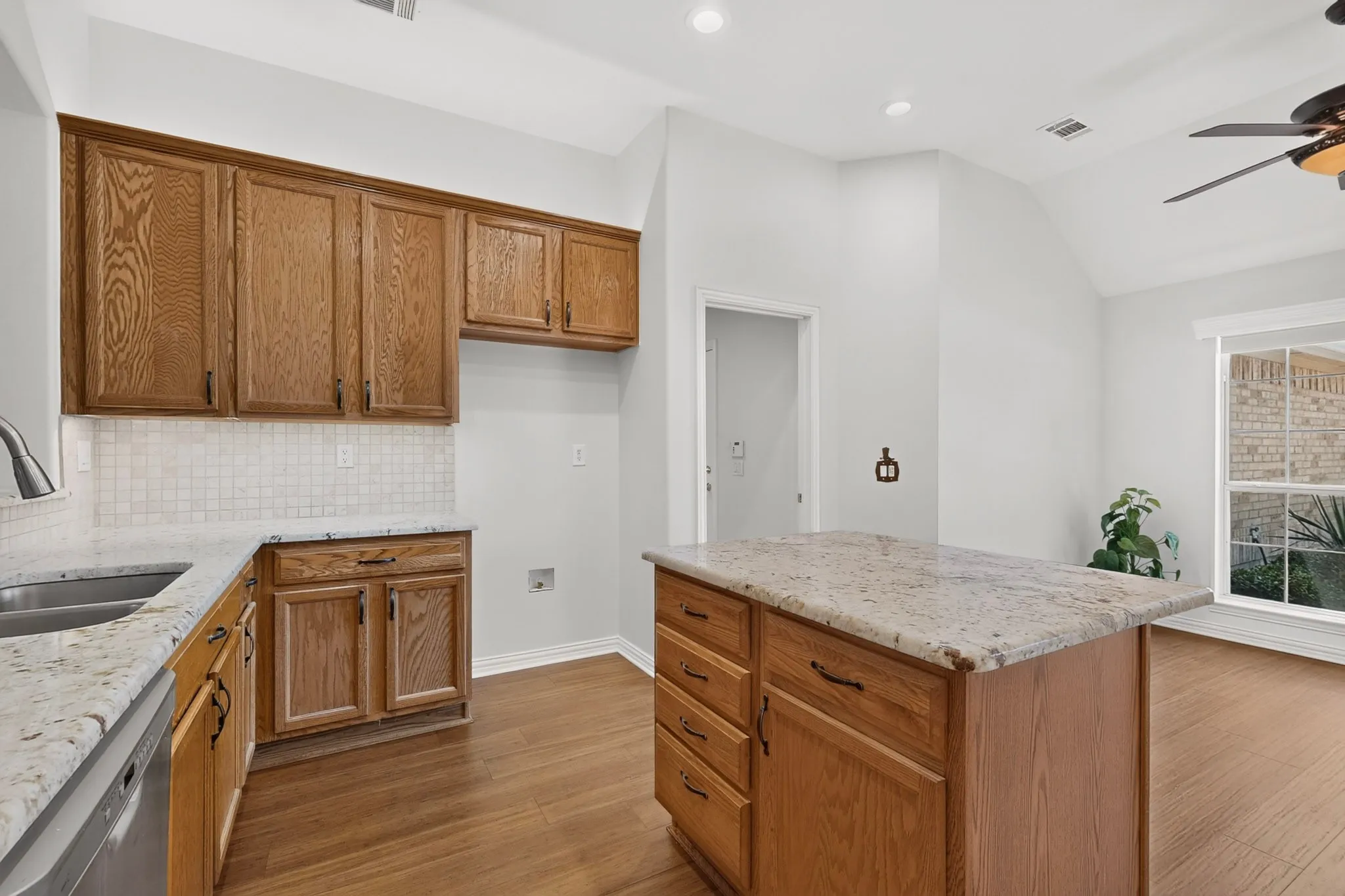 Single Family Residence For Sale in Denton County , 9516 Grandview Drive, Denton, Texas 76207, 2 Bedroom, 2 Bathroom, 2 Garage spaces, 1,834 Sqft, built in 2001, mls#21319400, Real Estate Agent in Denton, Homes For Sale in Denton county, Homes For Sale in Denton, Realtor in Denton Texas, Real Estate Brokerage Independent Realty Texas, Luminita Cordes Realtor