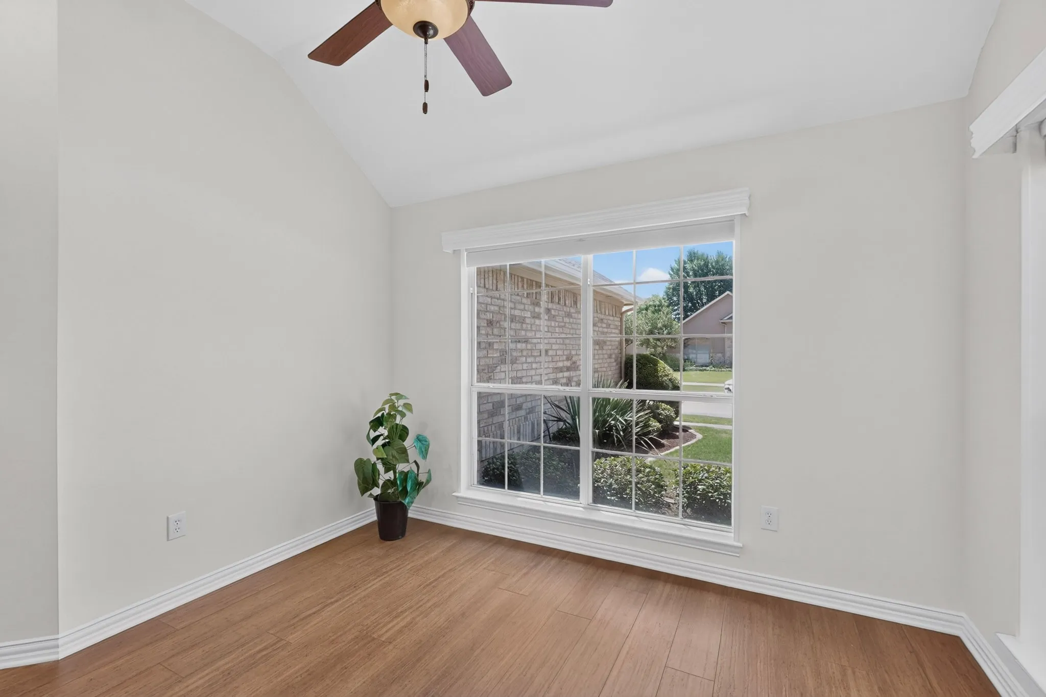 Single Family Residence For Sale in Denton County , 9516 Grandview Drive, Denton, Texas 76207, 2 Bedroom, 2 Bathroom, 2 Garage spaces, 1,834 Sqft, built in 2001, mls#21319400, Real Estate Agent in Denton, Homes For Sale in Denton county, Homes For Sale in Denton, Realtor in Denton Texas, Real Estate Brokerage Independent Realty Texas, Luminita Cordes Realtor