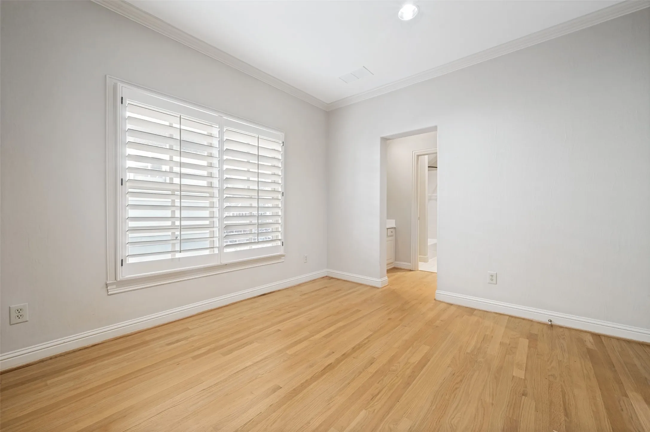 Single Family Residence For Sale in Dallas County , 3448 Granada Avenue, University Park, Texas 75205, 4 Bedroom, 4 Bathroom, 2 Garage spaces, 3,352 Sqft, built in 1997, mls#21319879, Real Estate Agent in University Park, Homes For Sale in Dallas county, Homes For Sale in University Park, Realtor in University Park Texas, Real Estate Brokerage Independent Realty Texas, Luminita Cordes Realtor