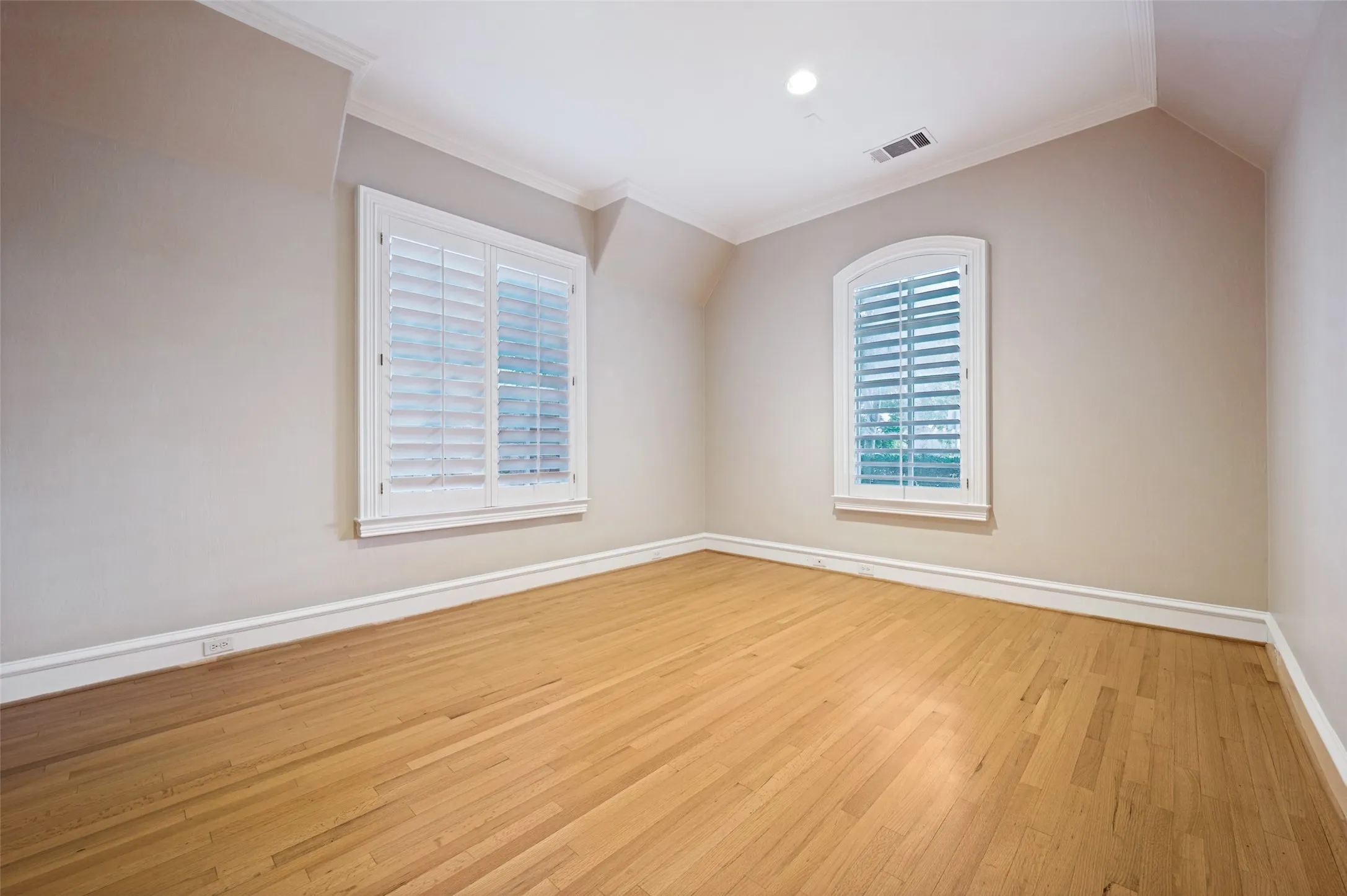 Single Family Residence For Sale in Dallas County , 3448 Granada Avenue, University Park, Texas 75205, 4 Bedroom, 4 Bathroom, 2 Garage spaces, 3,352 Sqft, built in 1997, mls#21319879, Real Estate Agent in University Park, Homes For Sale in Dallas county, Homes For Sale in University Park, Realtor in University Park Texas, Real Estate Brokerage Independent Realty Texas, Luminita Cordes Realtor