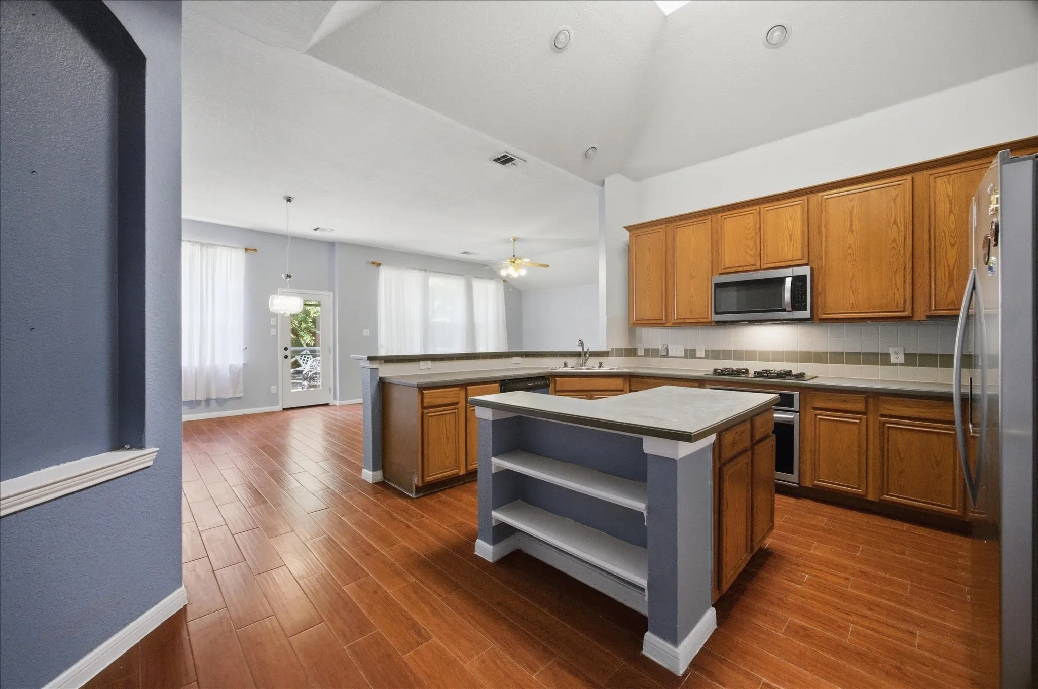 Single Family Residence For Rent in Collin County , 5101 Stonecrest Drive, Mc Kinney, Texas 75071, 3 Bedroom, 2 Bathroom, 2 Garage spaces, 2,492 Sqft, built in 2001, mls#21321770, Real Estate Agent in Mc Kinney, Homes For Rent in Collin county, Homes For Rent in Mc Kinney, Realtor in Mc Kinney Texas, Real Estate Brokerage Independent Realty Texas, Luminita Cordes Realtor