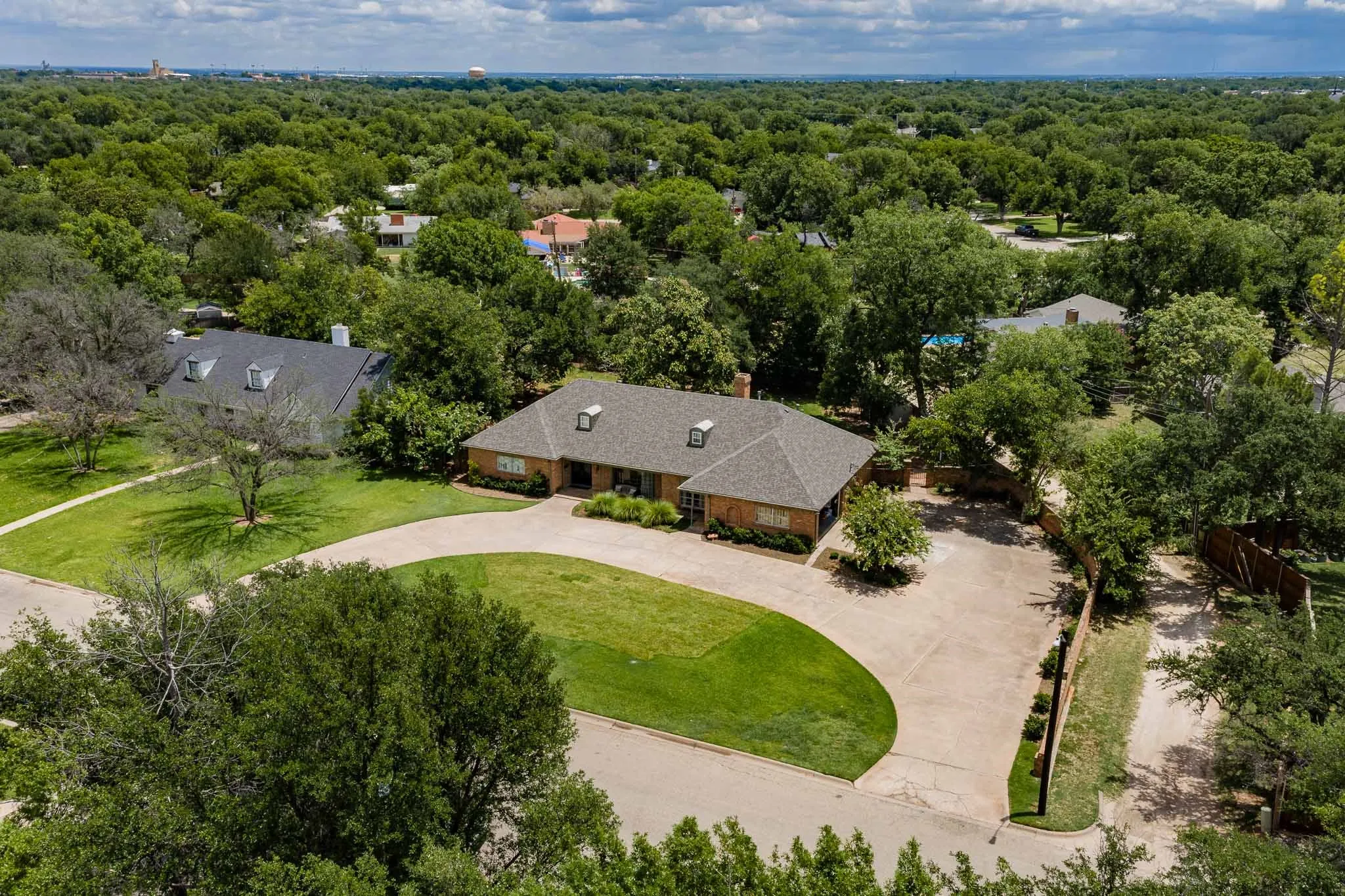 Single Family Residence For Sale in Taylor County , 1825 Elmwood Drive, Abilene, Texas 79605, 4 Bedroom, 4 Bathroom, 2 Garage spaces, 3,036 Sqft, built in 1960, mls#21321775, Real Estate Agent in Abilene, Homes For Sale in Taylor county, Homes For Sale in Abilene, Realtor in Abilene Texas, Real Estate Brokerage Independent Realty Texas, Luminita Cordes Realtor