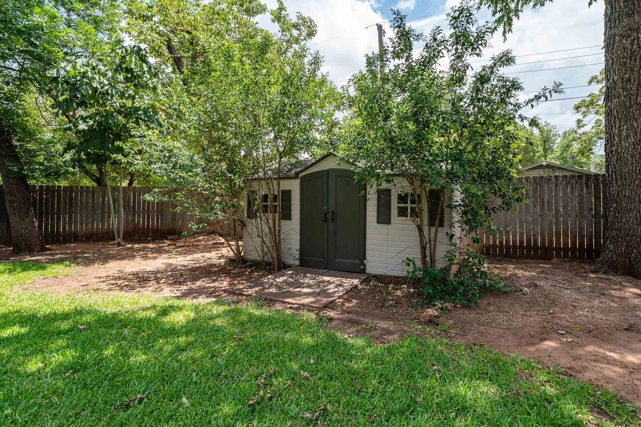 Single Family Residence For Sale in Taylor County , 1825 Elmwood Drive, Abilene, Texas 79605, 4 Bedroom, 4 Bathroom, 2 Garage spaces, 3,036 Sqft, built in 1960, mls#21321775, Real Estate Agent in Abilene, Homes For Sale in Taylor county, Homes For Sale in Abilene, Realtor in Abilene Texas, Real Estate Brokerage Independent Realty Texas, Luminita Cordes Realtor
