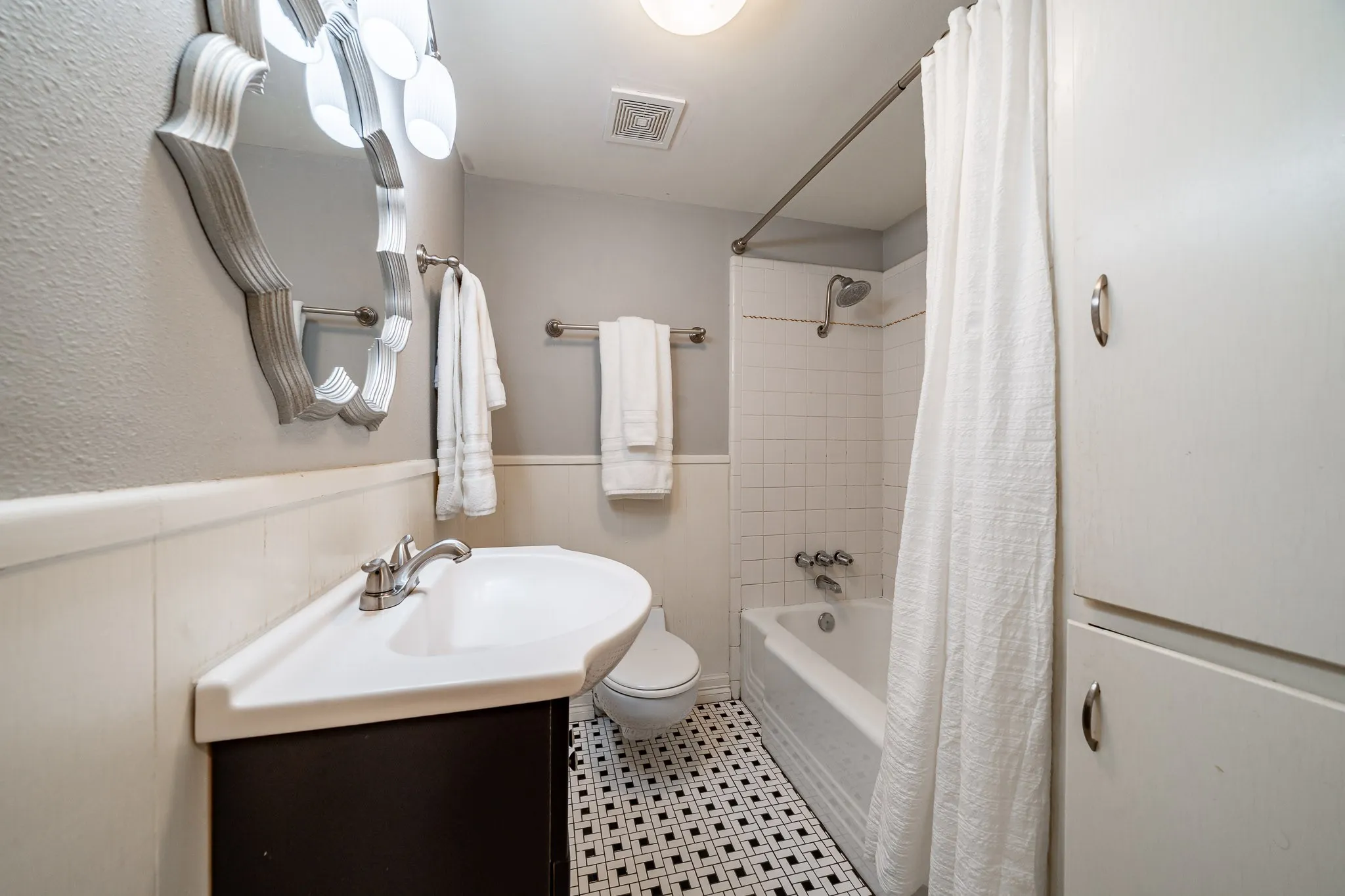 Single Family Residence For Sale in Taylor County , 1825 Elmwood Drive, Abilene, Texas 79605, 4 Bedroom, 4 Bathroom, 2 Garage spaces, 3,036 Sqft, built in 1960, mls#21321775, Real Estate Agent in Abilene, Homes For Sale in Taylor county, Homes For Sale in Abilene, Realtor in Abilene Texas, Real Estate Brokerage Independent Realty Texas, Luminita Cordes Realtor