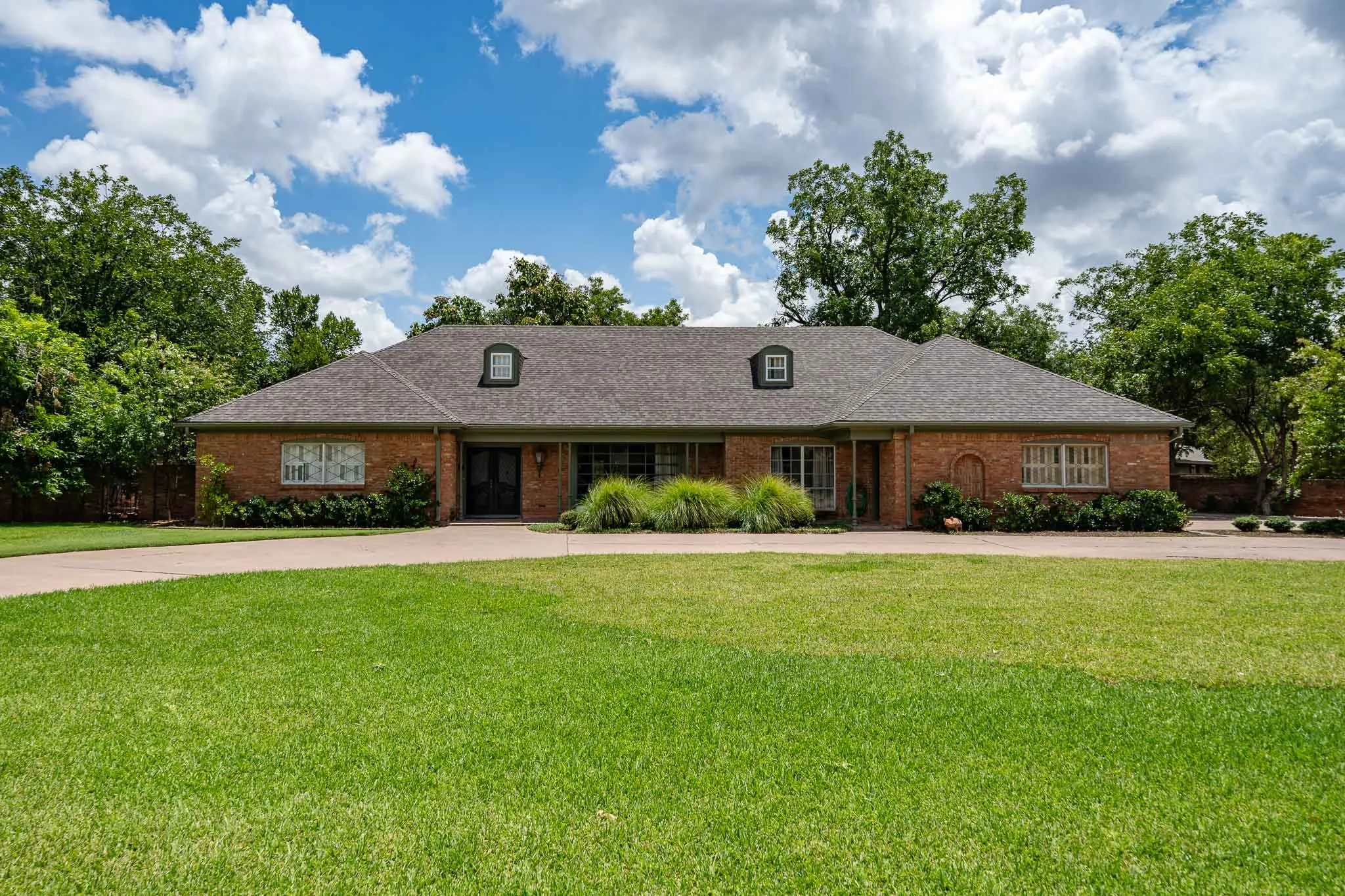 Single Family Residence For Sale in Taylor County , 1825 Elmwood Drive, Abilene, Texas 79605, 4 Bedroom, 4 Bathroom, 2 Garage spaces, 3,036 Sqft, built in 1960, mls#21321775, Real Estate Agent in Abilene, Homes For Sale in Taylor county, Homes For Sale in Abilene, Realtor in Abilene Texas, Real Estate Brokerage Independent Realty Texas, Luminita Cordes Realtor