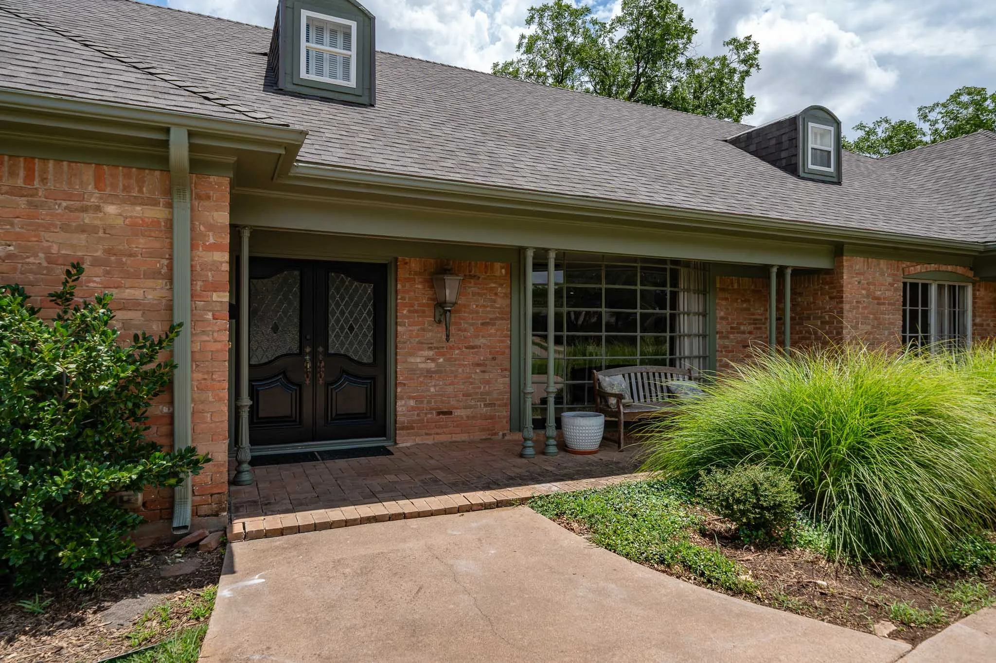 Single Family Residence For Sale in Taylor County , 1825 Elmwood Drive, Abilene, Texas 79605, 4 Bedroom, 4 Bathroom, 2 Garage spaces, 3,036 Sqft, built in 1960, mls#21321775, Real Estate Agent in Abilene, Homes For Sale in Taylor county, Homes For Sale in Abilene, Realtor in Abilene Texas, Real Estate Brokerage Independent Realty Texas, Luminita Cordes Realtor