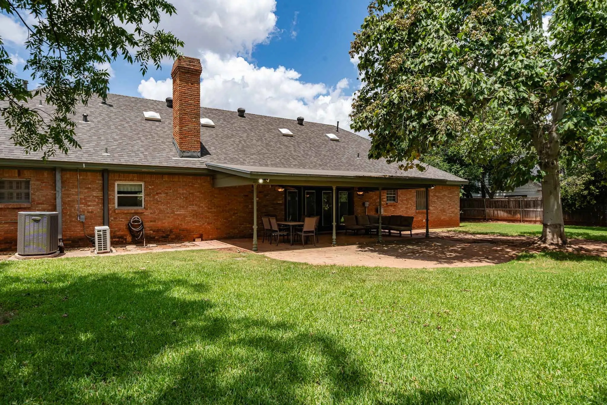 Single Family Residence For Sale in Taylor County , 1825 Elmwood Drive, Abilene, Texas 79605, 4 Bedroom, 4 Bathroom, 2 Garage spaces, 3,036 Sqft, built in 1960, mls#21321775, Real Estate Agent in Abilene, Homes For Sale in Taylor county, Homes For Sale in Abilene, Realtor in Abilene Texas, Real Estate Brokerage Independent Realty Texas, Luminita Cordes Realtor