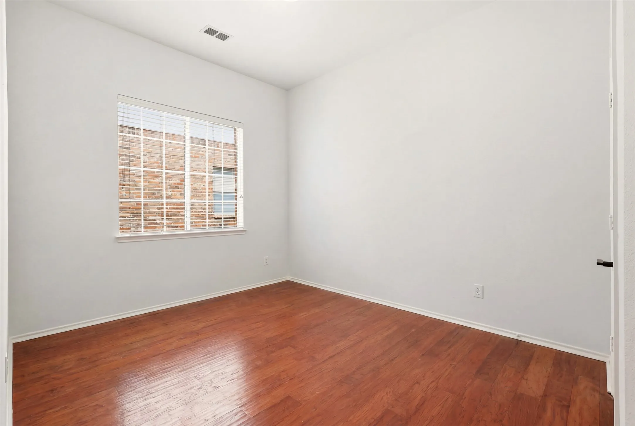 Single Family Residence For Sale in Denton County , 1744 Ivy Lane, Carrollton, Texas 75007, 4 Bedroom, 3 Bathroom, 2 Garage spaces, 2,547 Sqft, built in 2001, mls#21311053, Real Estate Agent in Carrollton, Homes For Sale in Denton county, Homes For Sale in Carrollton, Realtor in Carrollton Texas, Real Estate Brokerage Independent Realty Texas, Luminita Cordes Realtor