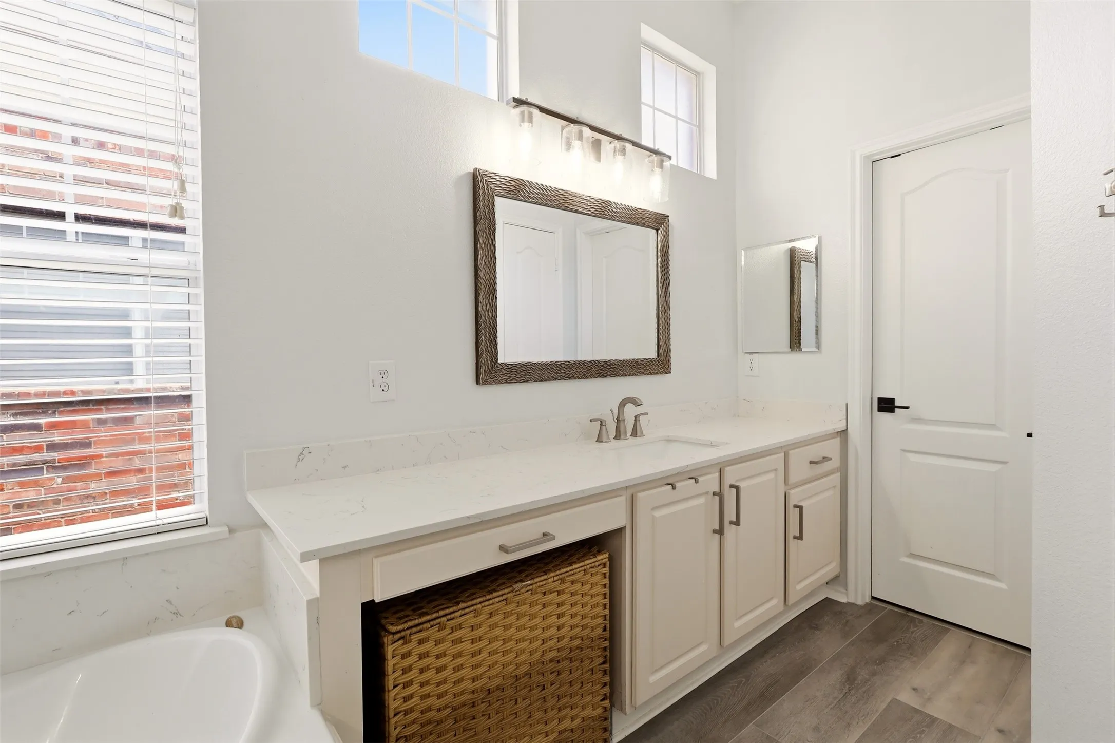 Single Family Residence For Sale in Denton County , 1744 Ivy Lane, Carrollton, Texas 75007, 4 Bedroom, 3 Bathroom, 2 Garage spaces, 2,547 Sqft, built in 2001, mls#21311053, Real Estate Agent in Carrollton, Homes For Sale in Denton county, Homes For Sale in Carrollton, Realtor in Carrollton Texas, Real Estate Brokerage Independent Realty Texas, Luminita Cordes Realtor