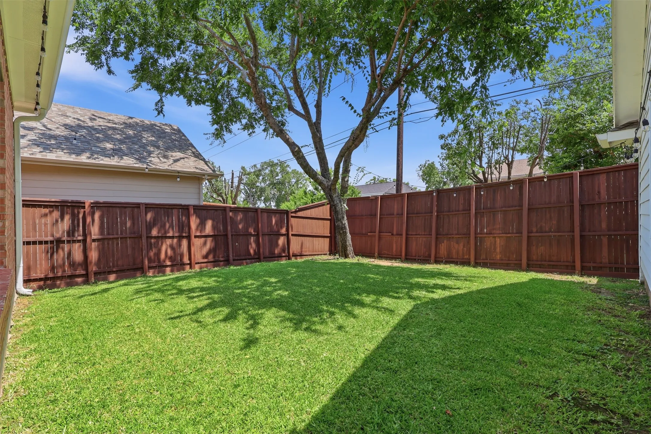 Single Family Residence For Sale in Denton County , 1744 Ivy Lane, Carrollton, Texas 75007, 4 Bedroom, 3 Bathroom, 2 Garage spaces, 2,547 Sqft, built in 2001, mls#21311053, Real Estate Agent in Carrollton, Homes For Sale in Denton county, Homes For Sale in Carrollton, Realtor in Carrollton Texas, Real Estate Brokerage Independent Realty Texas, Luminita Cordes Realtor