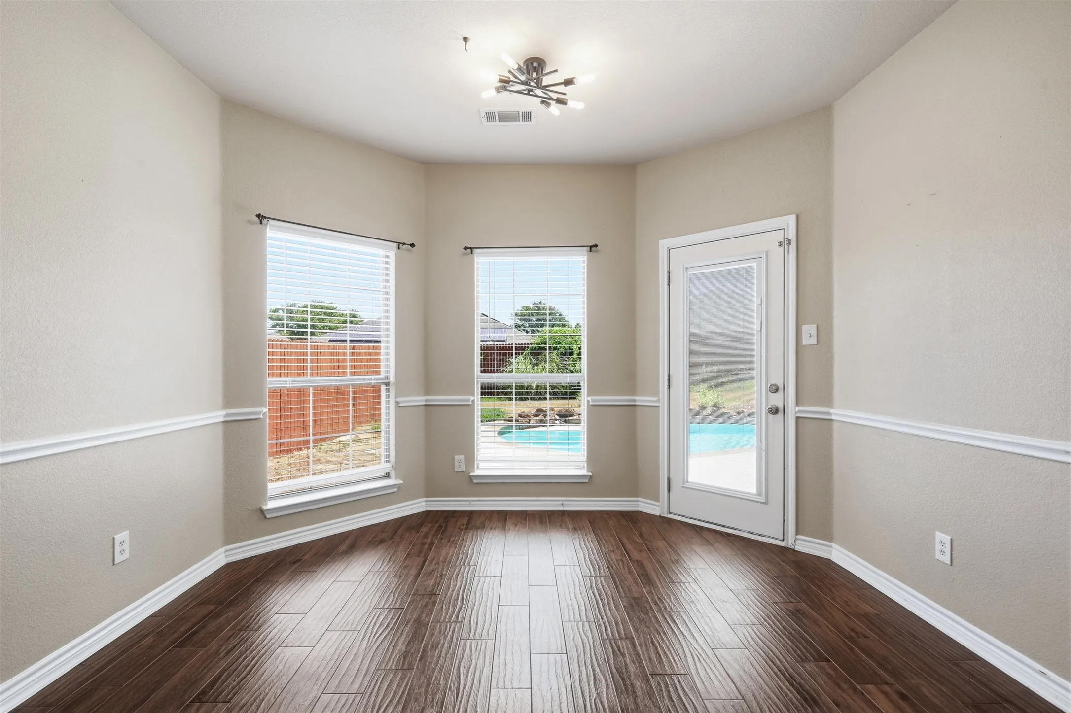 Single Family Residence For Sale in Tarrant County , 7120 Brekenridge Drive, Fort Worth, Texas 76179, 5 Bedroom, 4 Bathroom, 2 Garage spaces, 3,860 Sqft, built in 2005, mls#21321831, Real Estate Agent in Fort Worth, Homes For Sale in Tarrant county, Homes For Sale in Fort Worth, Realtor in Fort Worth Texas, Real Estate Brokerage Independent Realty Texas, Luminita Cordes Realtor