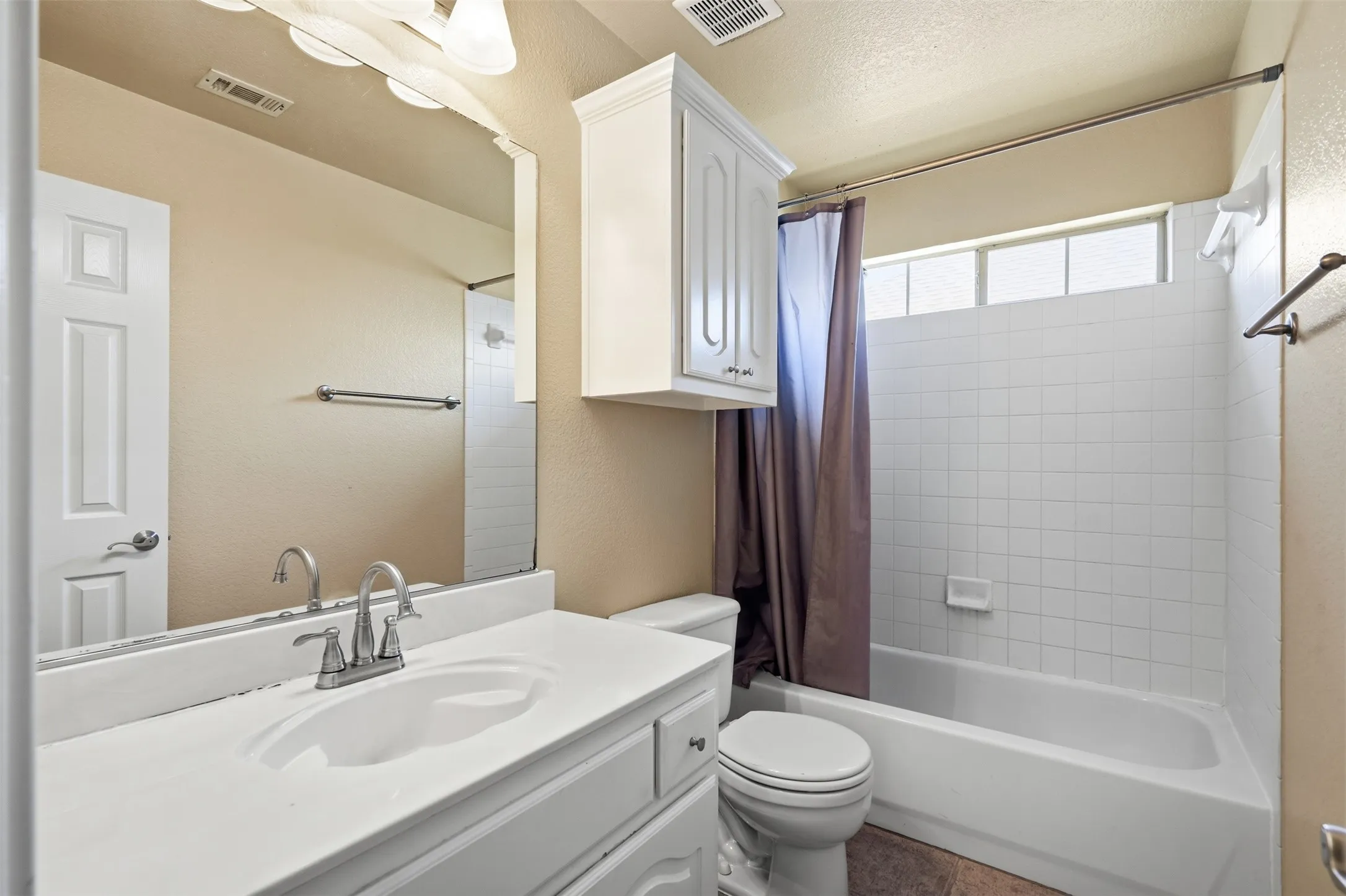 Single Family Residence For Sale in Tarrant County , 7120 Brekenridge Drive, Fort Worth, Texas 76179, 5 Bedroom, 4 Bathroom, 2 Garage spaces, 3,860 Sqft, built in 2005, mls#21321831, Real Estate Agent in Fort Worth, Homes For Sale in Tarrant county, Homes For Sale in Fort Worth, Realtor in Fort Worth Texas, Real Estate Brokerage Independent Realty Texas, Luminita Cordes Realtor