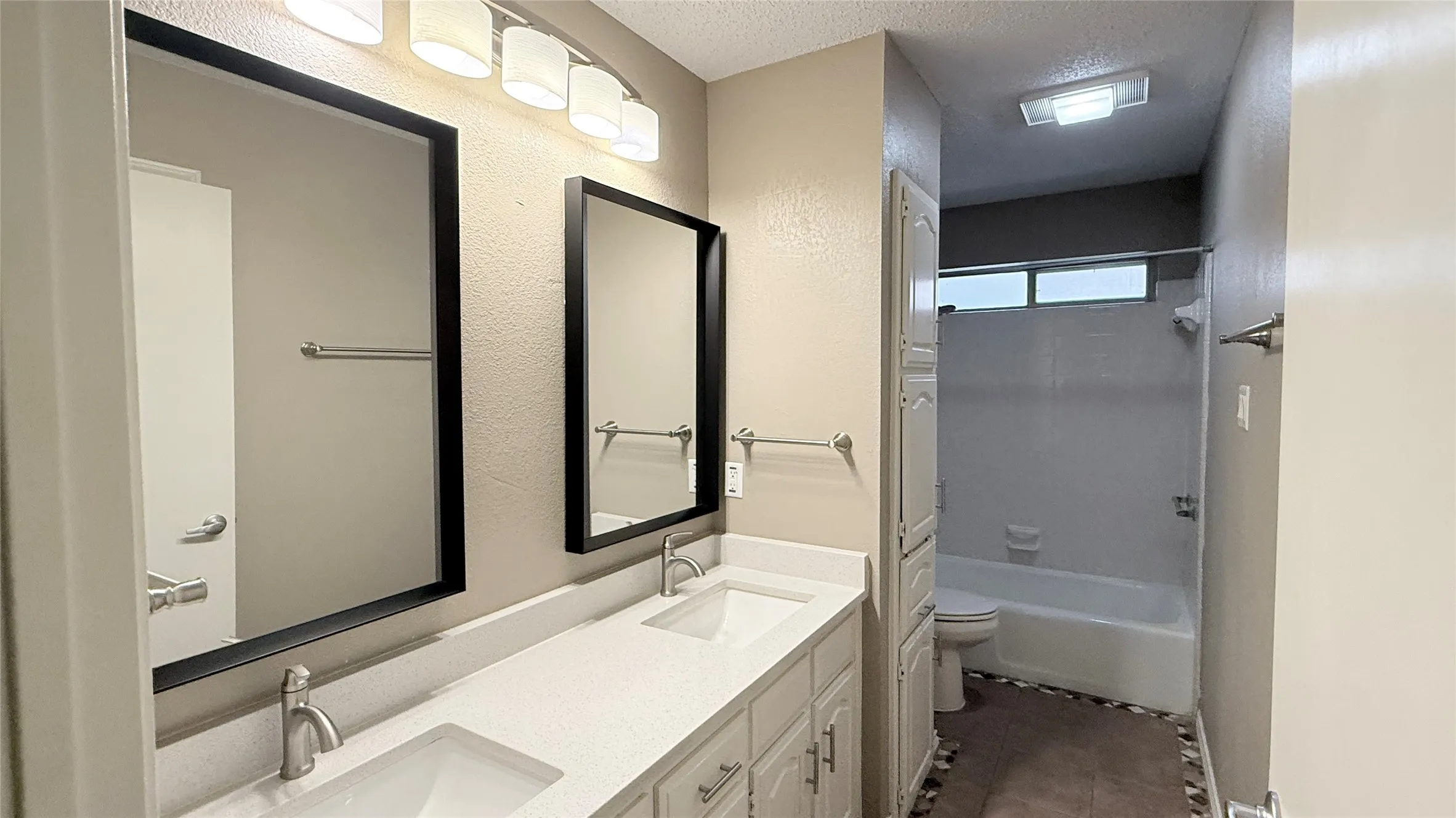 Single Family Residence For Rent in Tarrant County , 2709 Serenade Court, Arlington, Texas 76015, 3 Bedroom, 3 Bathroom, 2 Garage spaces, 2,186 Sqft, built in 1987, mls#21321805, Real Estate Agent in Arlington, Homes For Rent in Tarrant county, Homes For Rent in Arlington, Realtor in Arlington Texas, Real Estate Brokerage Independent Realty Texas, Luminita Cordes Realtor