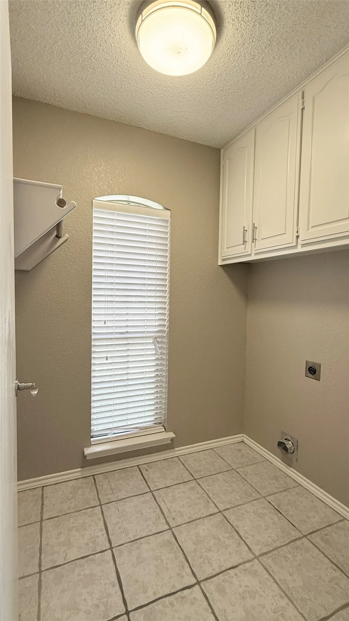 Single Family Residence For Rent in Tarrant County , 2709 Serenade Court, Arlington, Texas 76015, 3 Bedroom, 3 Bathroom, 2 Garage spaces, 2,186 Sqft, built in 1987, mls#21321805, Real Estate Agent in Arlington, Homes For Rent in Tarrant county, Homes For Rent in Arlington, Realtor in Arlington Texas, Real Estate Brokerage Independent Realty Texas, Luminita Cordes Realtor