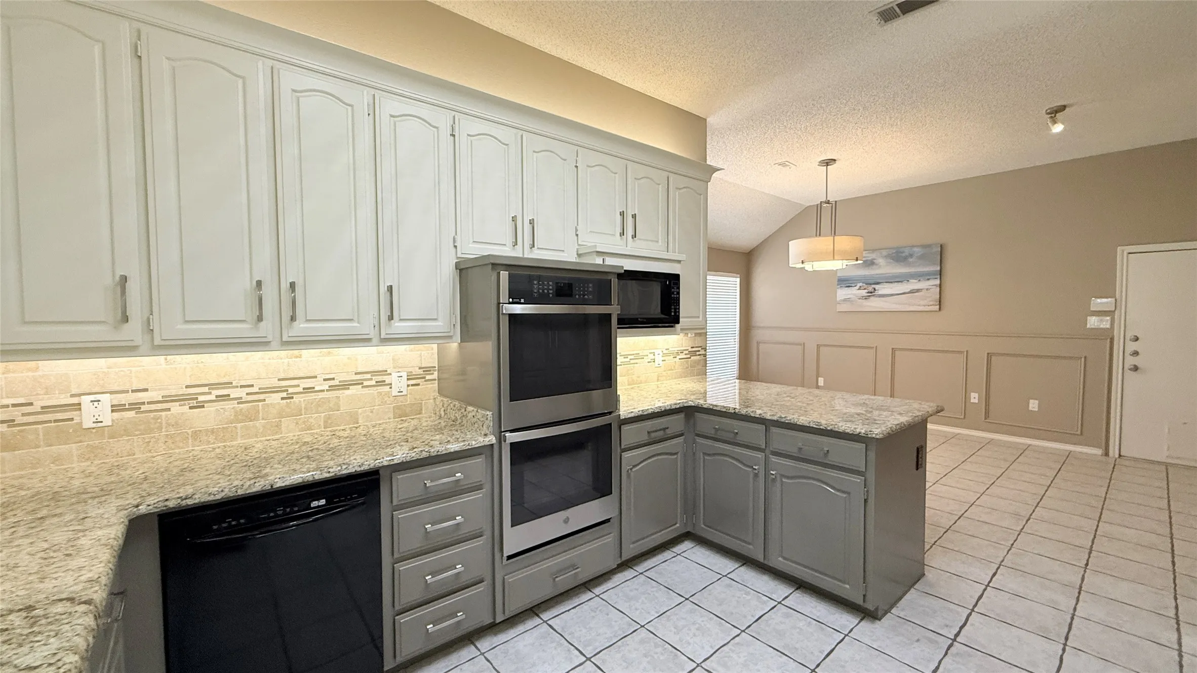 Single Family Residence For Rent in Tarrant County , 2709 Serenade Court, Arlington, Texas 76015, 3 Bedroom, 3 Bathroom, 2 Garage spaces, 2,186 Sqft, built in 1987, mls#21321805, Real Estate Agent in Arlington, Homes For Rent in Tarrant county, Homes For Rent in Arlington, Realtor in Arlington Texas, Real Estate Brokerage Independent Realty Texas, Luminita Cordes Realtor