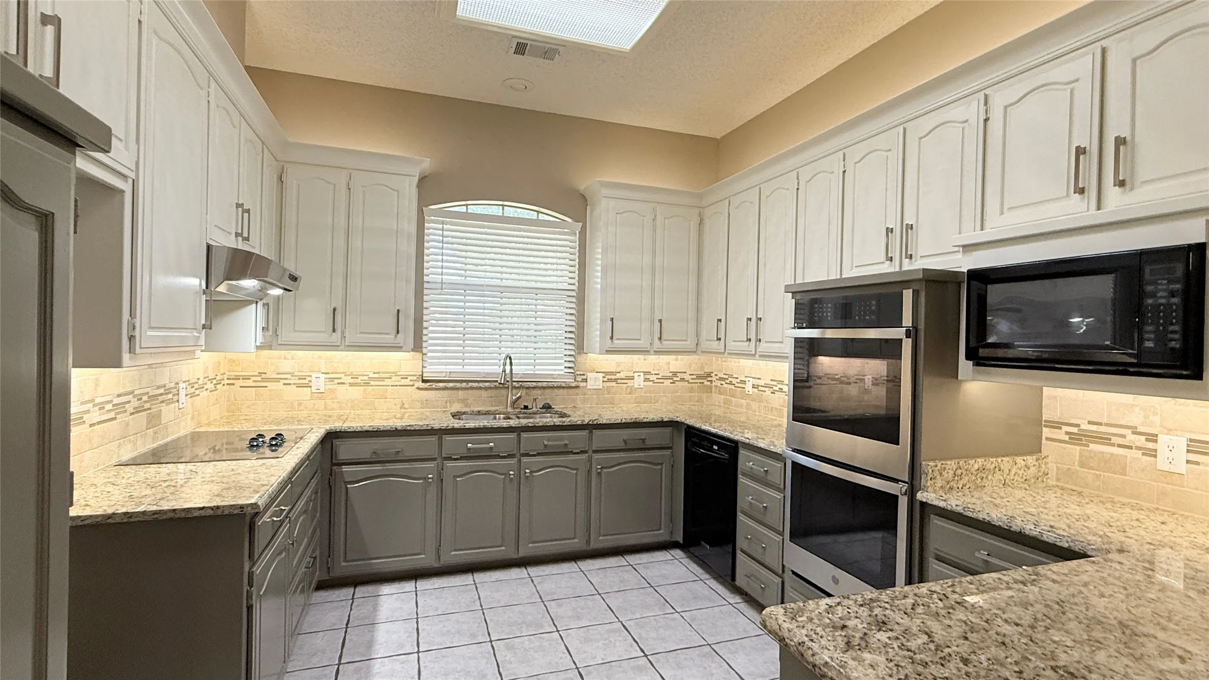 Single Family Residence For Rent in Tarrant County , 2709 Serenade Court, Arlington, Texas 76015, 3 Bedroom, 3 Bathroom, 2 Garage spaces, 2,186 Sqft, built in 1987, mls#21321805, Real Estate Agent in Arlington, Homes For Rent in Tarrant county, Homes For Rent in Arlington, Realtor in Arlington Texas, Real Estate Brokerage Independent Realty Texas, Luminita Cordes Realtor
