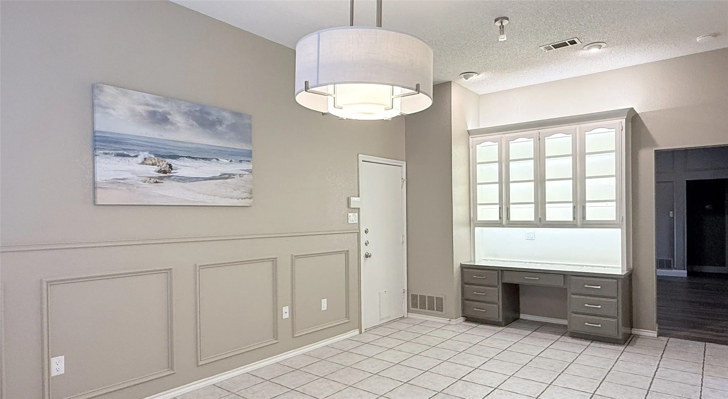 Single Family Residence For Rent in Tarrant County , 2709 Serenade Court, Arlington, Texas 76015, 3 Bedroom, 3 Bathroom, 2 Garage spaces, 2,186 Sqft, built in 1987, mls#21321805, Real Estate Agent in Arlington, Homes For Rent in Tarrant county, Homes For Rent in Arlington, Realtor in Arlington Texas, Real Estate Brokerage Independent Realty Texas, Luminita Cordes Realtor