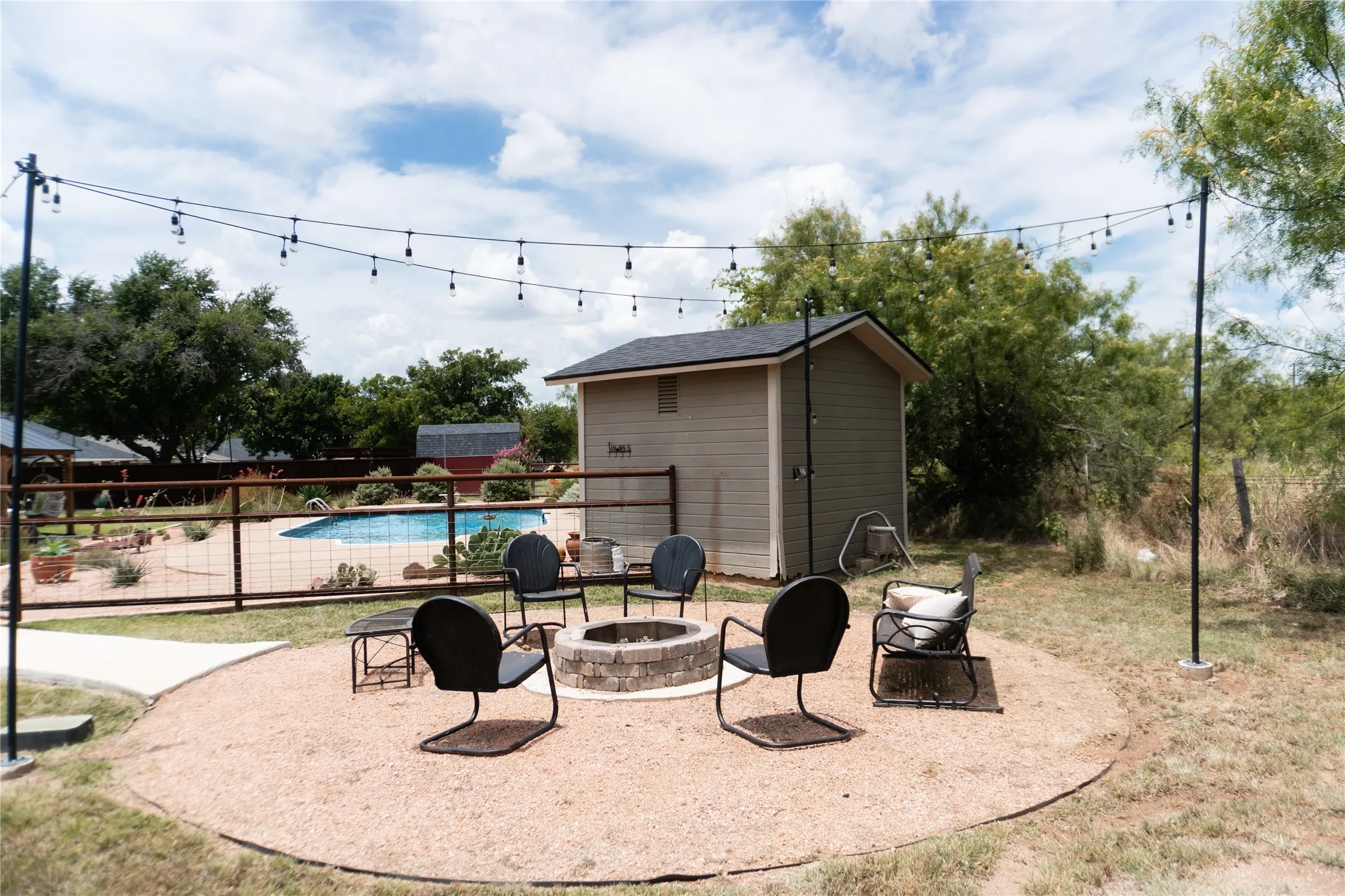 Single Family Residence For Sale in Brown County , 419 Windcrest Drive, Early, Texas 76802, 3 Bedroom, 2 Bathroom, 2 Garage spaces, 1,905 Sqft, built in 1994, mls#21321873, Real Estate Agent in Early, Homes For Sale in Brown county, Homes For Sale in Early, Realtor in Early Texas, Real Estate Brokerage Independent Realty Texas, Luminita Cordes Realtor