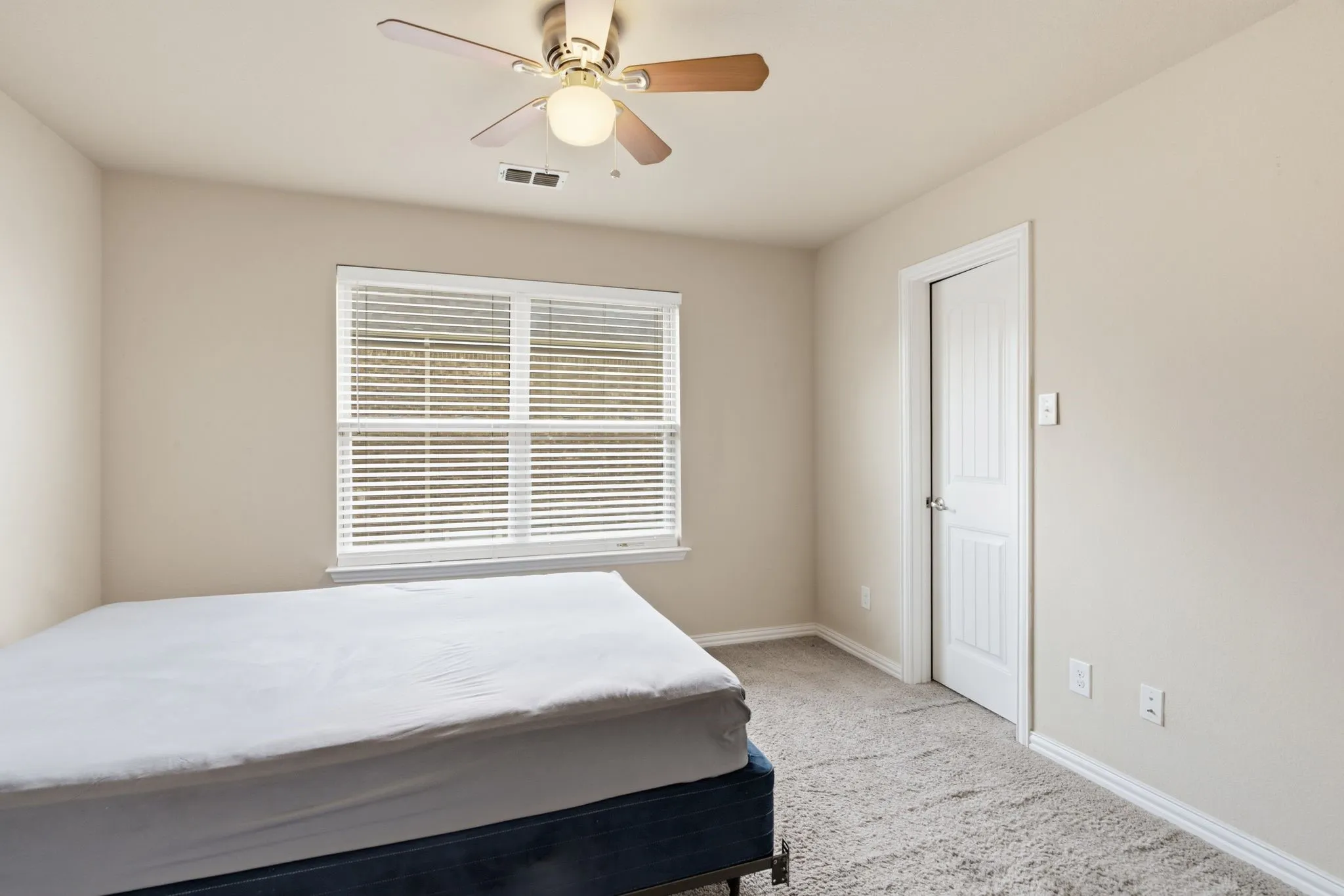 Single Family Residence For Sale in Denton County , 3052 Seabrook Drive, Little Elm, Texas 75068, 5 Bedroom, 3 Bathroom, 2 Garage spaces, 3,240 Sqft, built in 2014, mls#21321883, Real Estate Agent in Little Elm, Homes For Sale in Denton county, Homes For Sale in Little Elm, Realtor in Little Elm Texas, Real Estate Brokerage Independent Realty Texas, Luminita Cordes Realtor