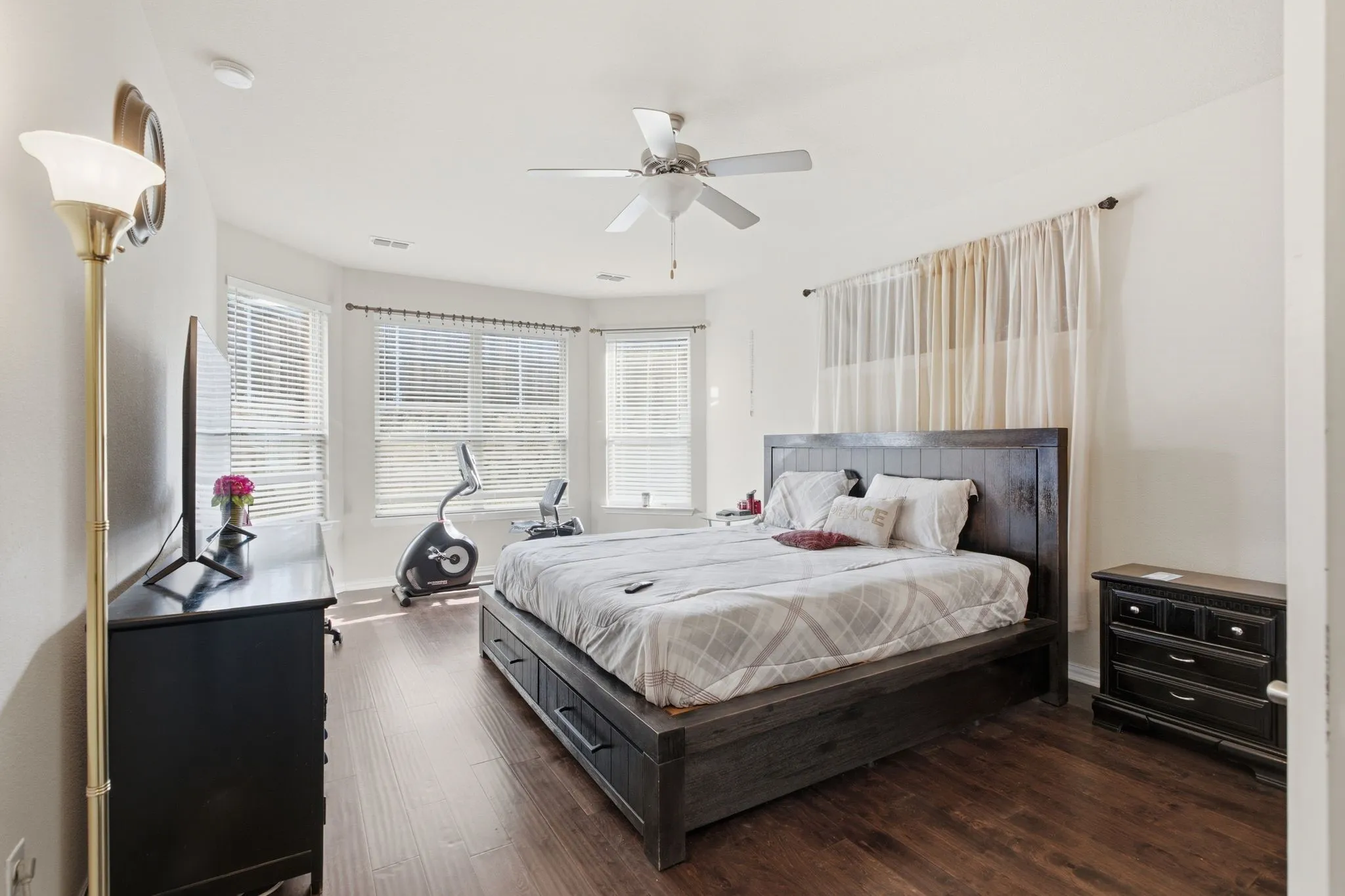 Single Family Residence For Sale in Denton County , 3052 Seabrook Drive, Little Elm, Texas 75068, 5 Bedroom, 3 Bathroom, 2 Garage spaces, 3,240 Sqft, built in 2014, mls#21321883, Real Estate Agent in Little Elm, Homes For Sale in Denton county, Homes For Sale in Little Elm, Realtor in Little Elm Texas, Real Estate Brokerage Independent Realty Texas, Luminita Cordes Realtor
